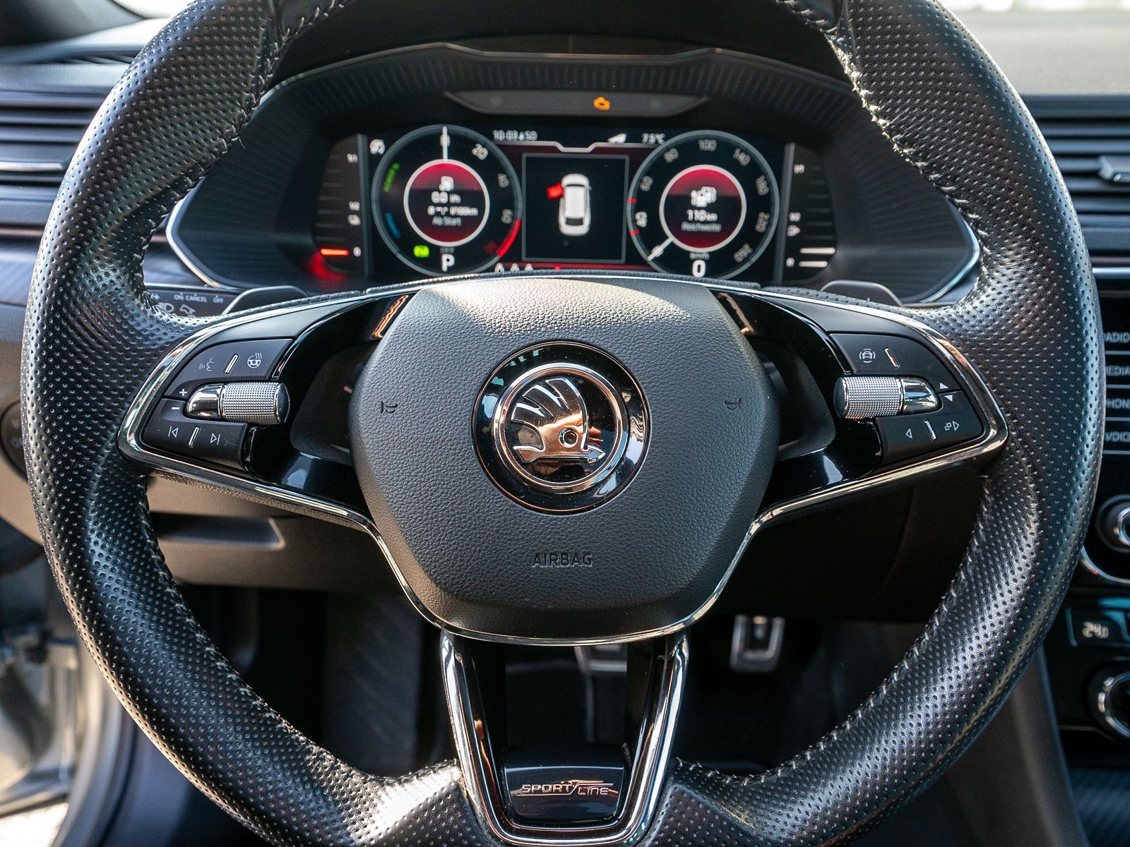Fahrzeugabbildung SKODA Superb iV Combi Sportline 1,4Hybrid LED NAVI AHK
