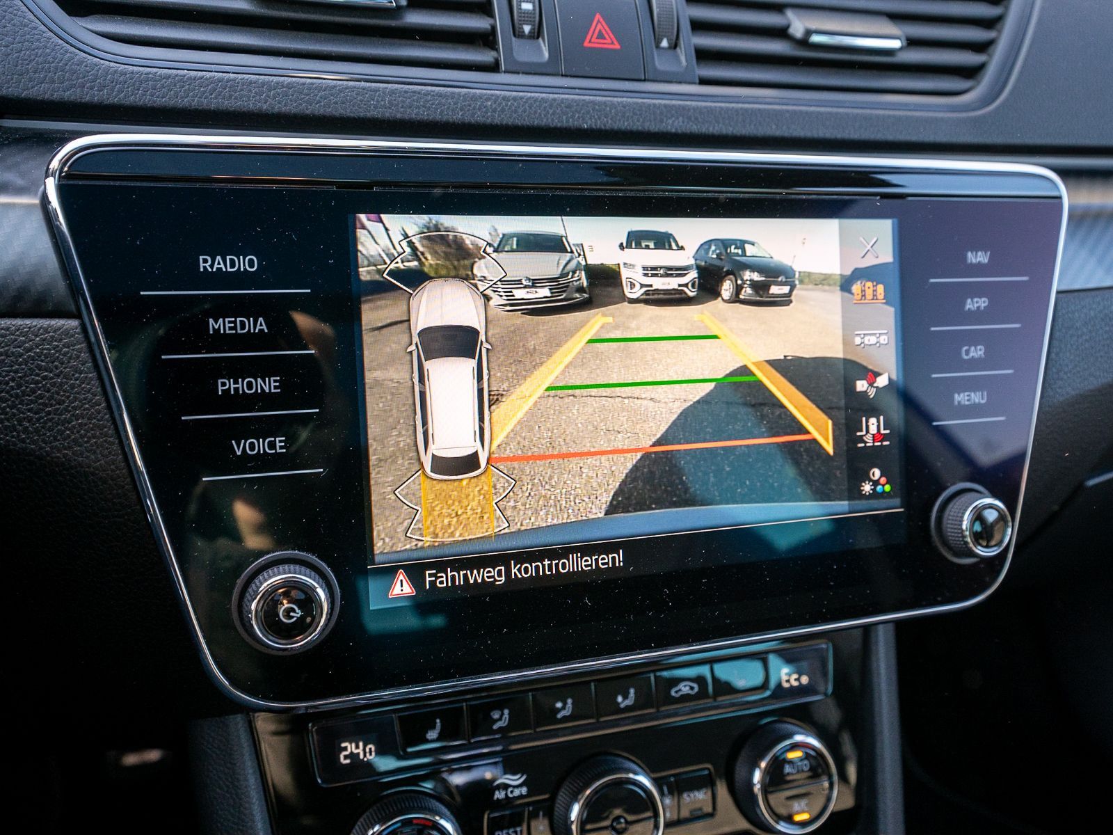 Fahrzeugabbildung SKODA Superb iV Combi Sportline 1,4Hybrid LED NAVI AHK