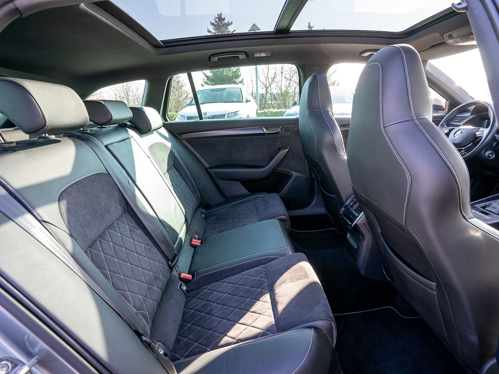 Fahrzeugabbildung SKODA Superb iV Combi Sportline 1,4Hybrid LED NAVI AHK