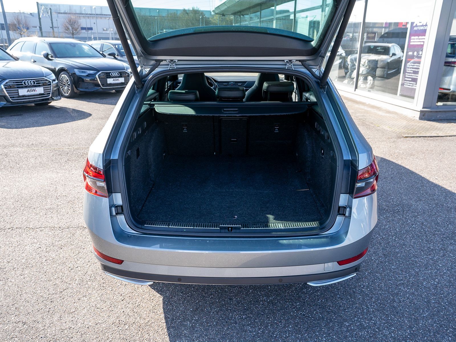 Fahrzeugabbildung SKODA Superb iV Combi Sportline 1,4Hybrid LED NAVI AHK
