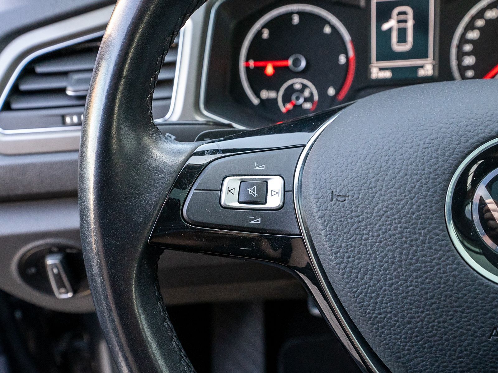 Fahrzeugabbildung Volkswagen T-ROC Style 4Motion 2,0TDI DSG NAVI PANO RFK AHK
