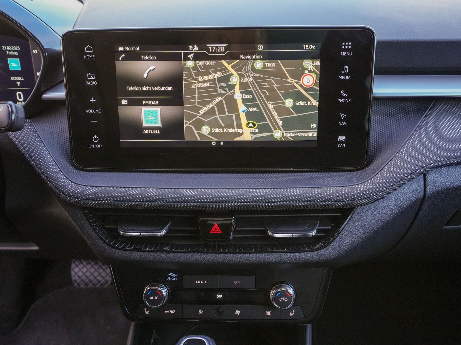 Fahrzeugabbildung SKODA Fabia Selection 1.0TSI DSG Navi LED ACC RFK Pano