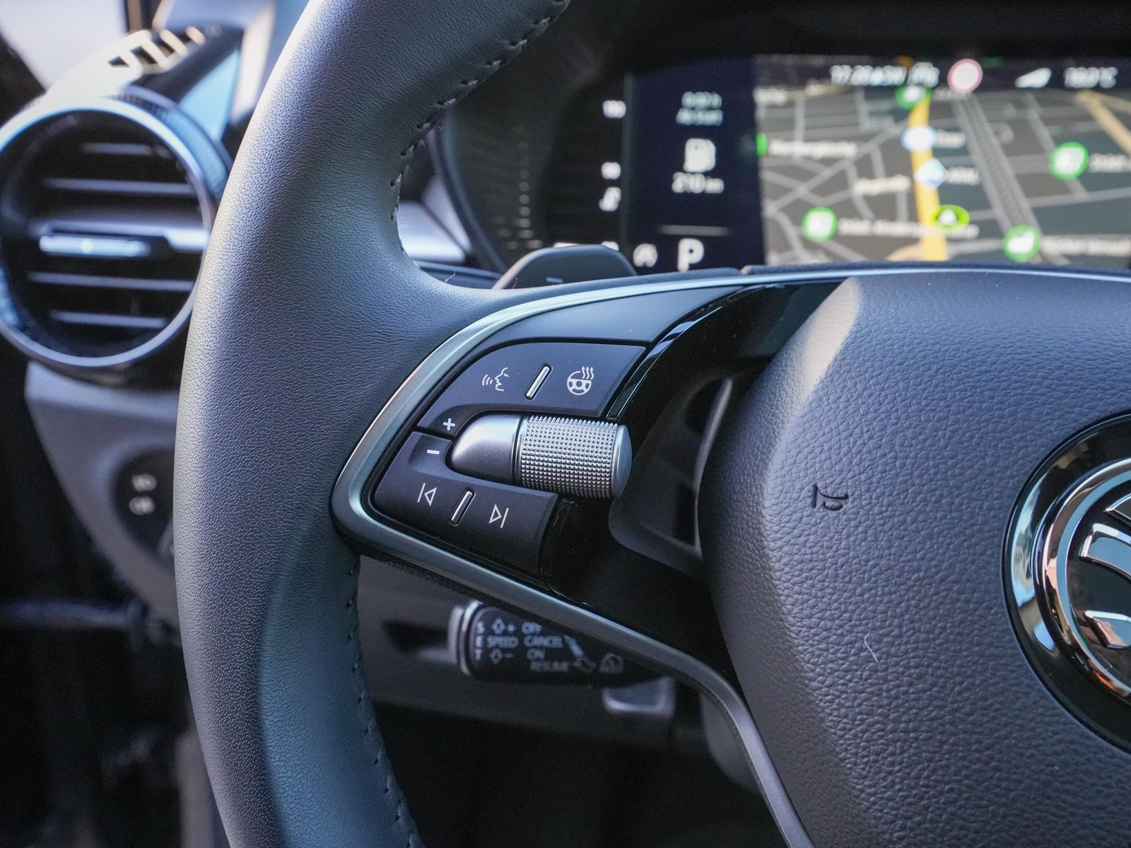 Fahrzeugabbildung SKODA Fabia Selection 1.0TSI DSG Navi LED ACC RFK Pano