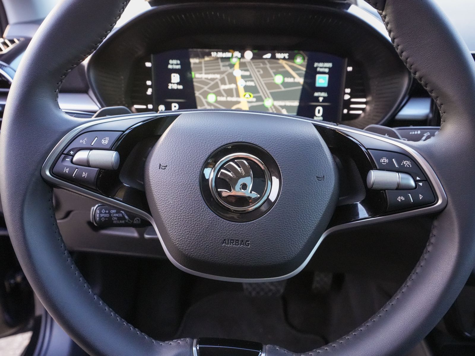 Fahrzeugabbildung SKODA Fabia Selection 1.0TSI DSG Navi LED ACC RFK Pano
