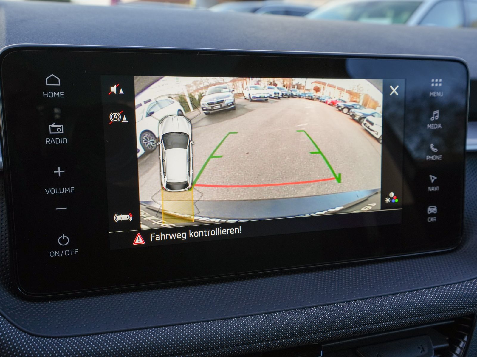 Fahrzeugabbildung SKODA Fabia Selection 1.0TSI DSG Navi LED ACC RFK Pano