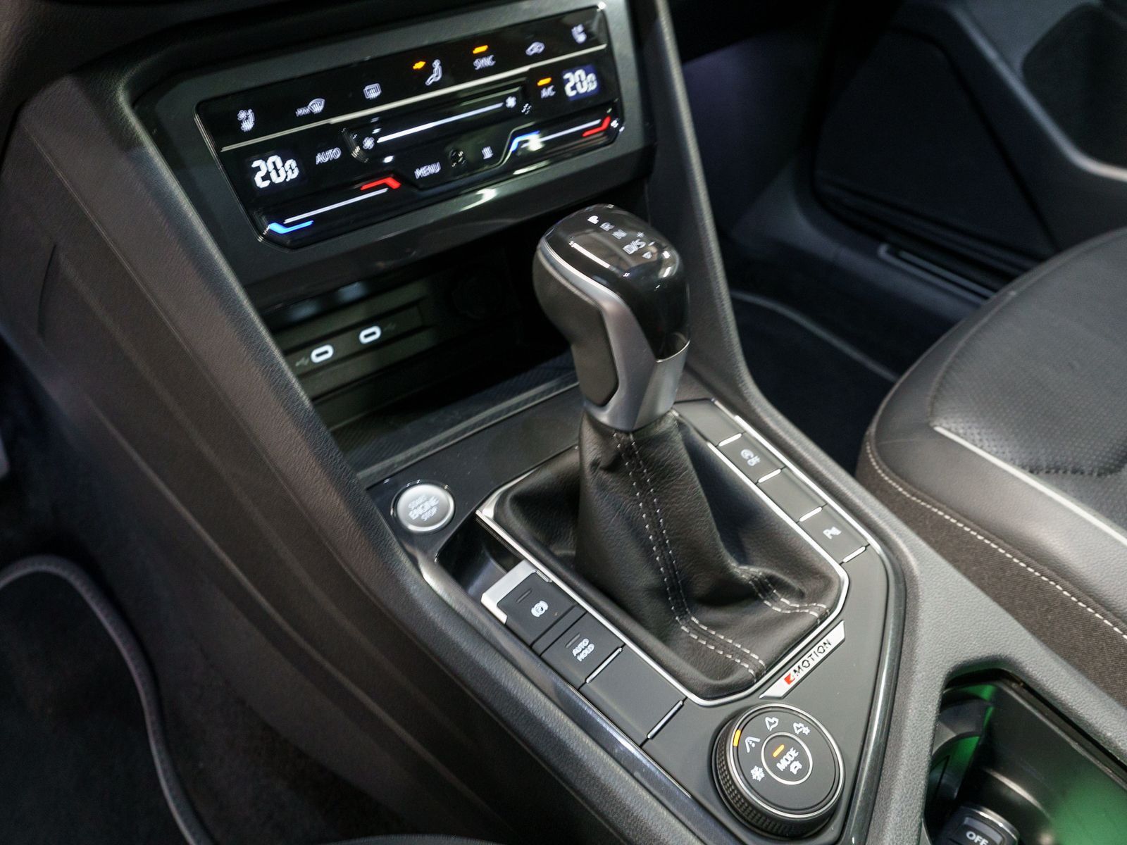 Fahrzeugabbildung Volkswagen Tiguan Allspace R-Line 4M 2.0TDI DSG AHK 7Sitzer