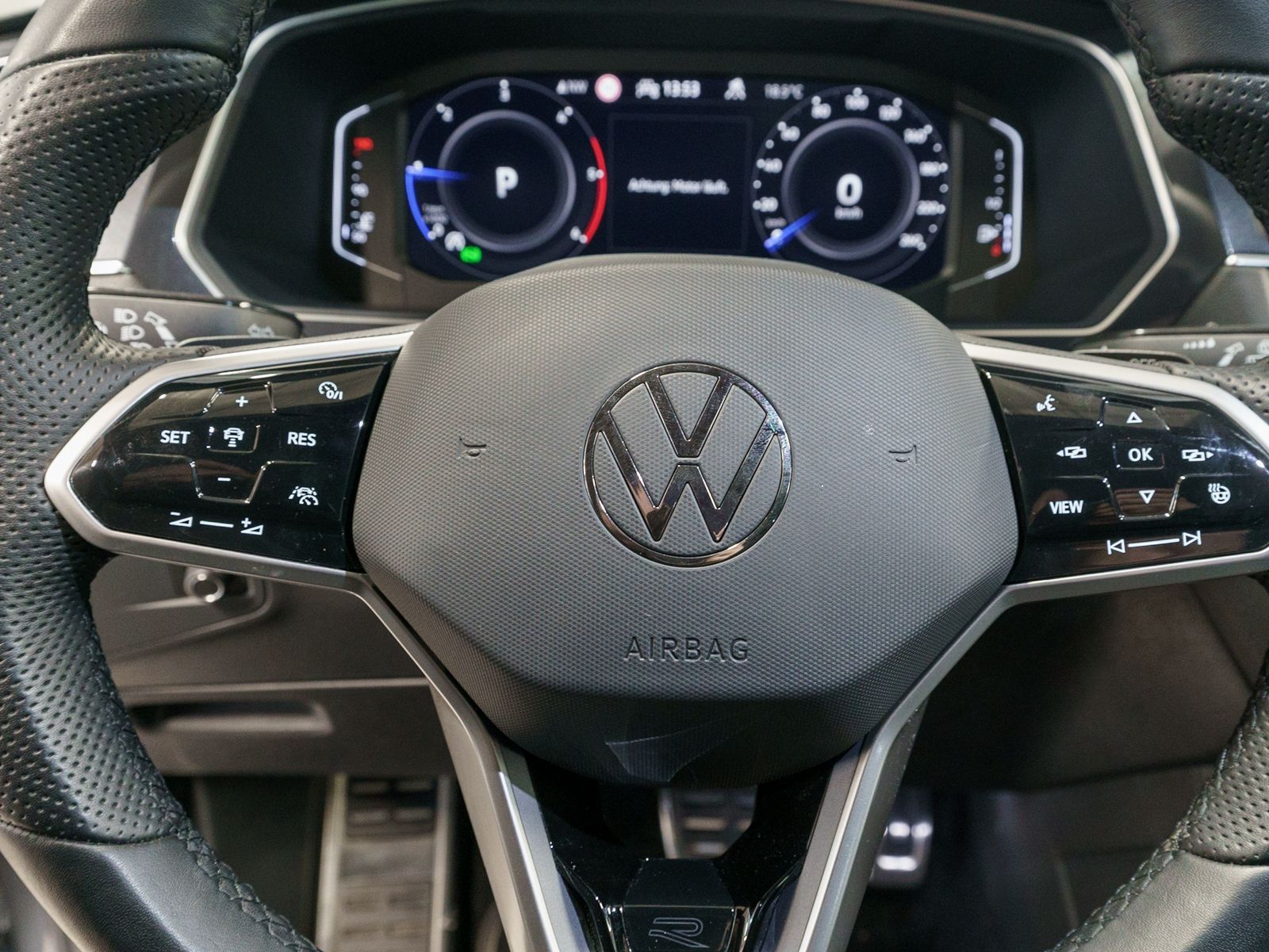 Fahrzeugabbildung Volkswagen Tiguan Allspace R-Line 4M 2.0TDI DSG AHK 7Sitzer