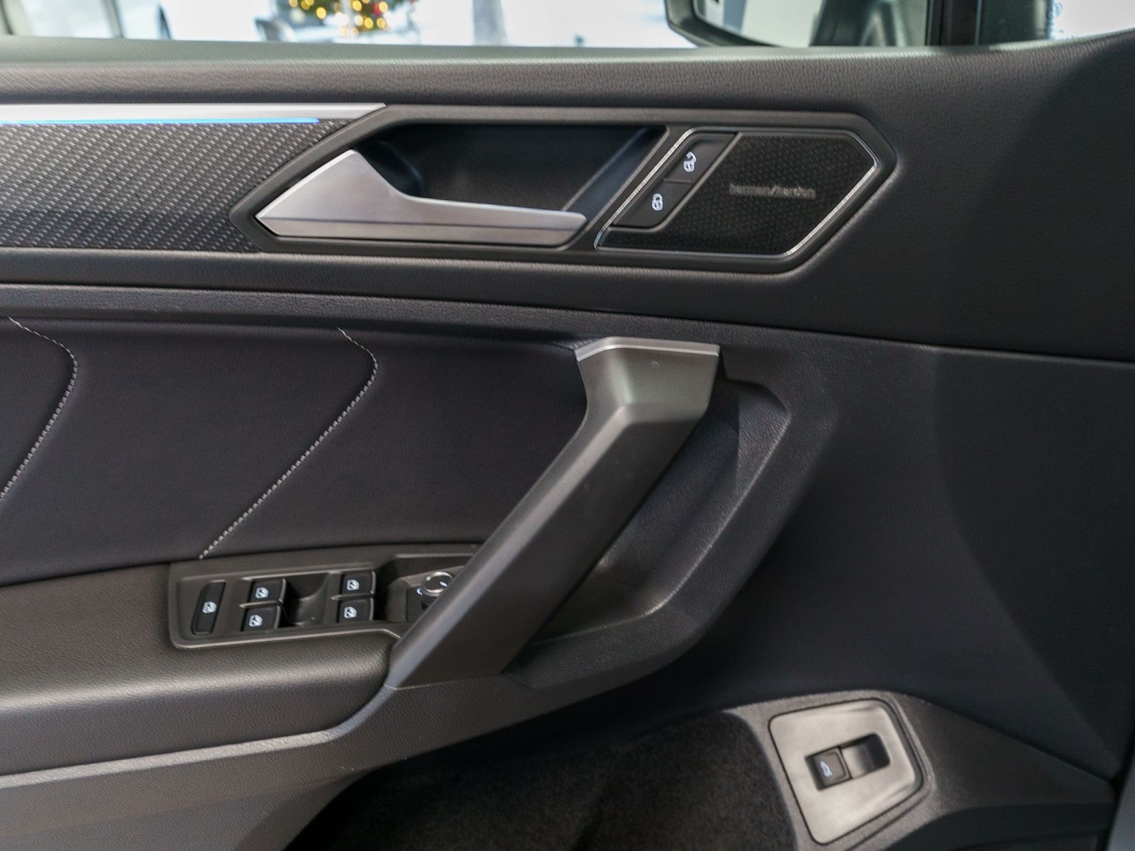 Fahrzeugabbildung Volkswagen Tiguan Allspace R-Line 4M 2.0TDI DSG AHK 7Sitzer