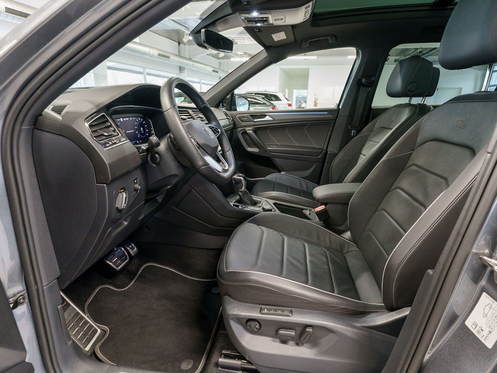Fahrzeugabbildung Volkswagen Tiguan Allspace R-Line 4M 2.0TDI DSG AHK 7Sitzer