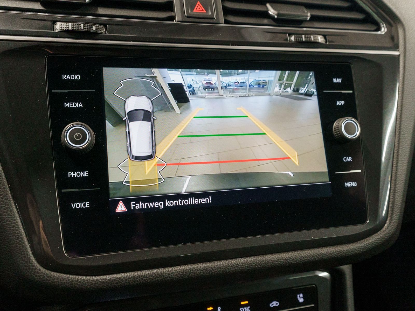 Fahrzeugabbildung Volkswagen Tiguan Allspace R-Line 4M 2.0TDI DSG AHK 7Sitzer