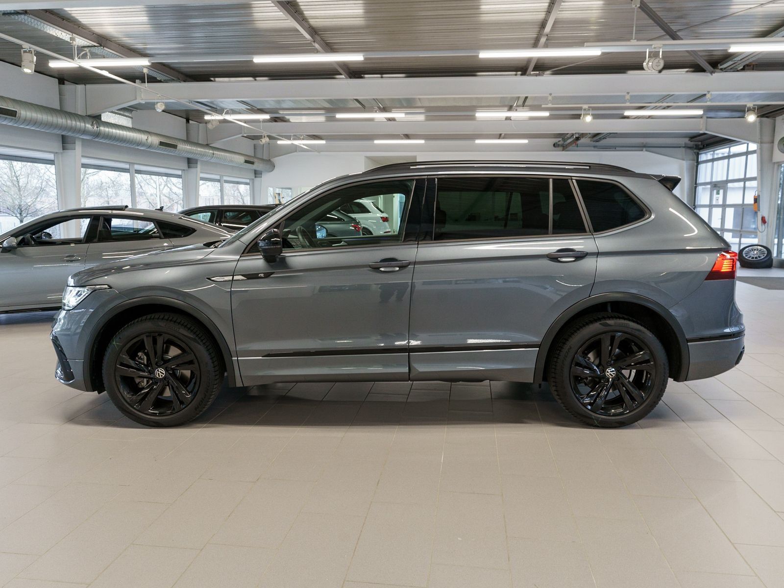 Fahrzeugabbildung Volkswagen Tiguan Allspace R-Line 4M 2.0TDI DSG AHK 7Sitzer