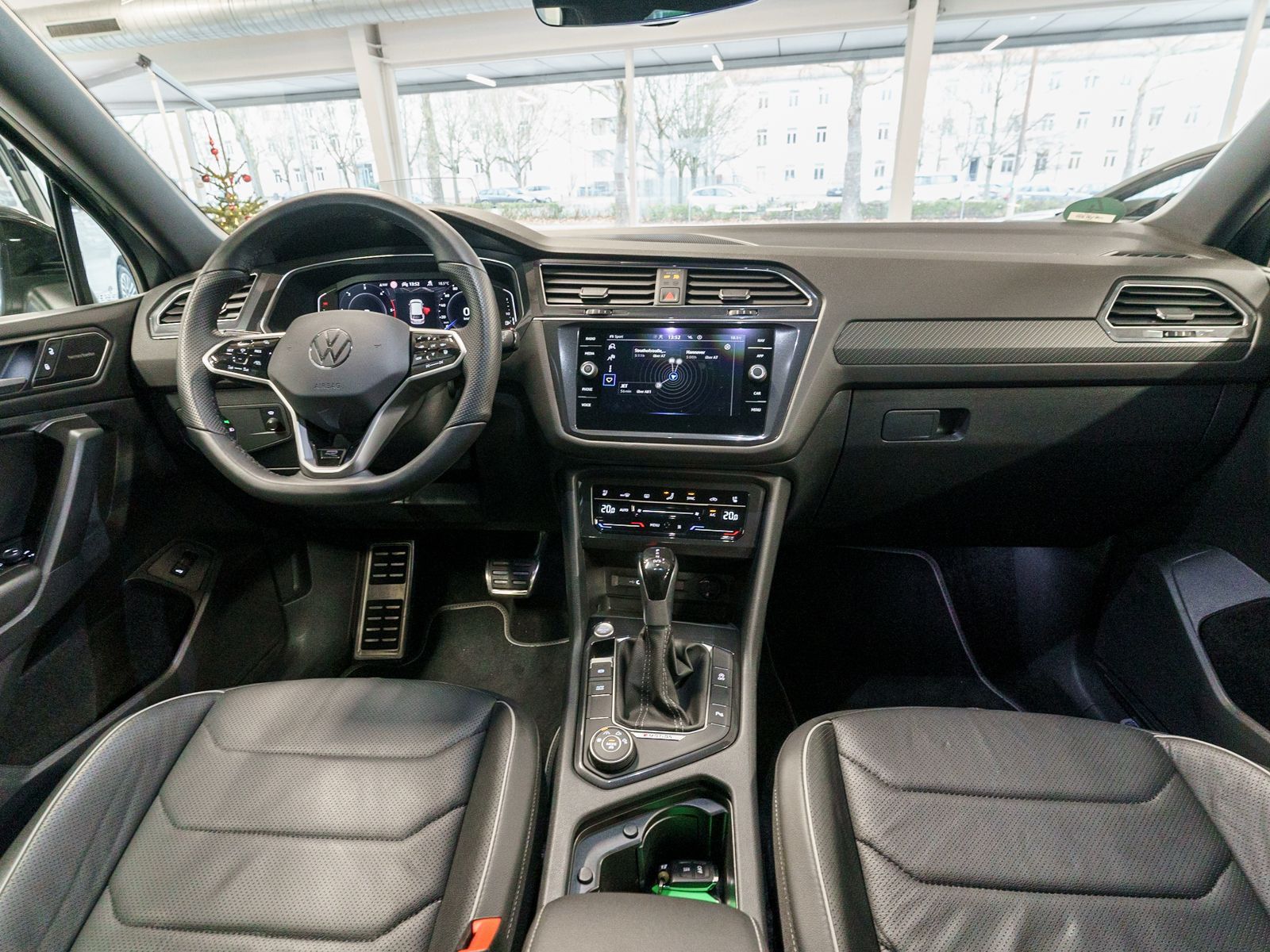Fahrzeugabbildung Volkswagen Tiguan Allspace R-Line 4M 2.0TDI DSG AHK 7Sitzer