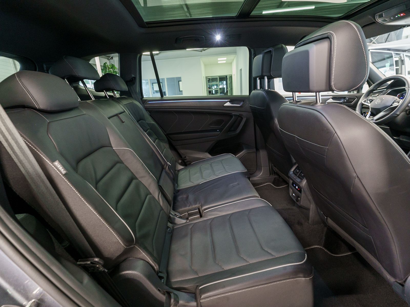 Fahrzeugabbildung Volkswagen Tiguan Allspace R-Line 4M 2.0TDI DSG AHK 7Sitzer