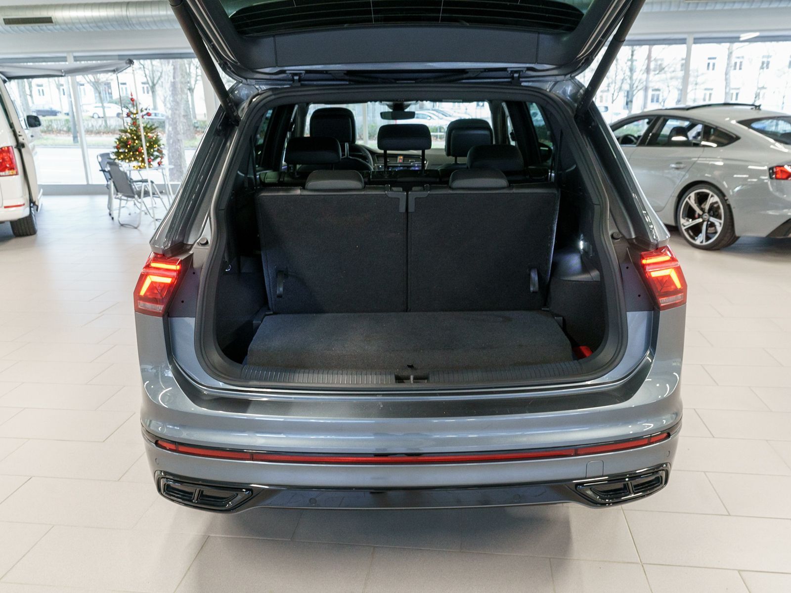 Fahrzeugabbildung Volkswagen Tiguan Allspace R-Line 4M 2.0TDI DSG AHK 7Sitzer