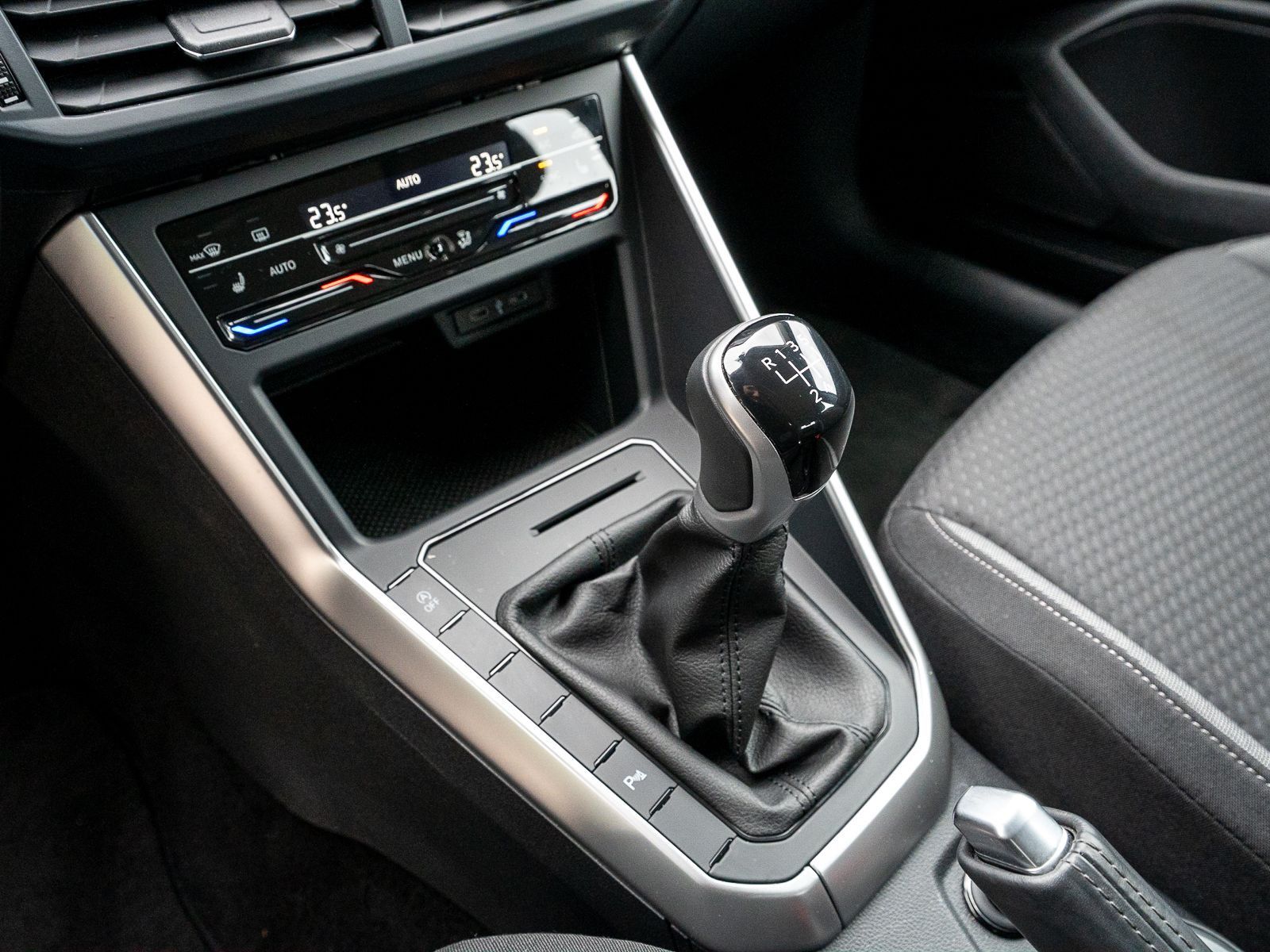 Fahrzeugabbildung Volkswagen Taigo Life 1.0 TSI 5-Gang LED Navi PDC SHZ