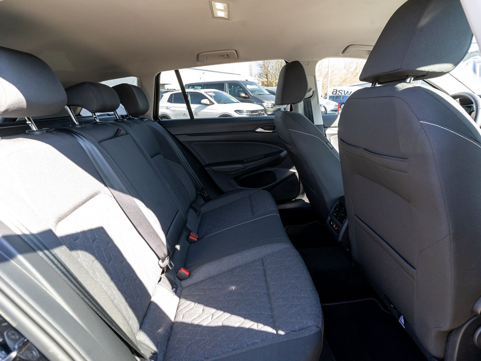 Fahrzeugabbildung Volkswagen Golf Variant Move 1,0TSI Navi LED SHZ RFK VC AHK