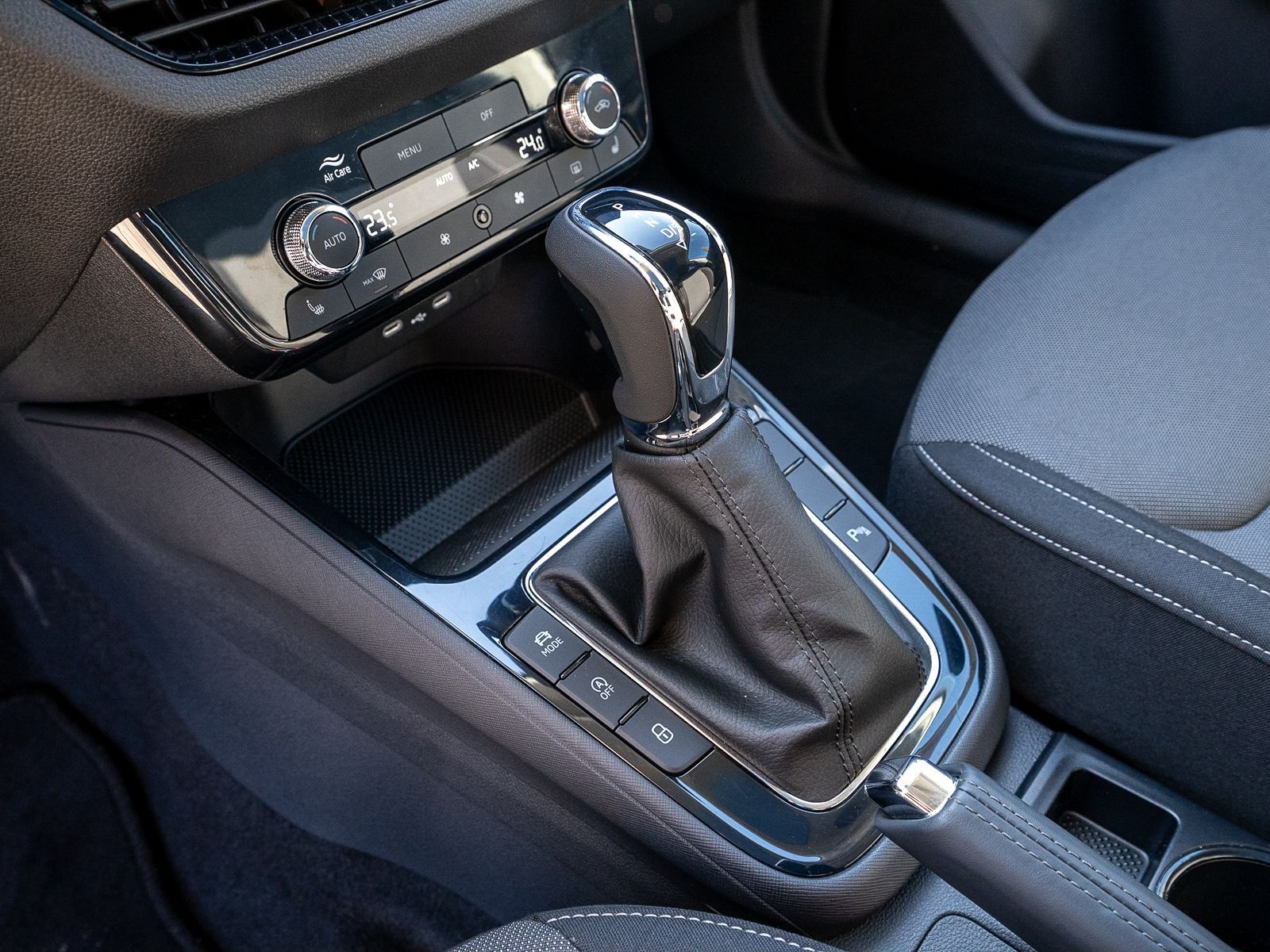 Fahrzeugabbildung SKODA Fabia Selection 1.0TSI DSG Navi LED ACC RFK Pano