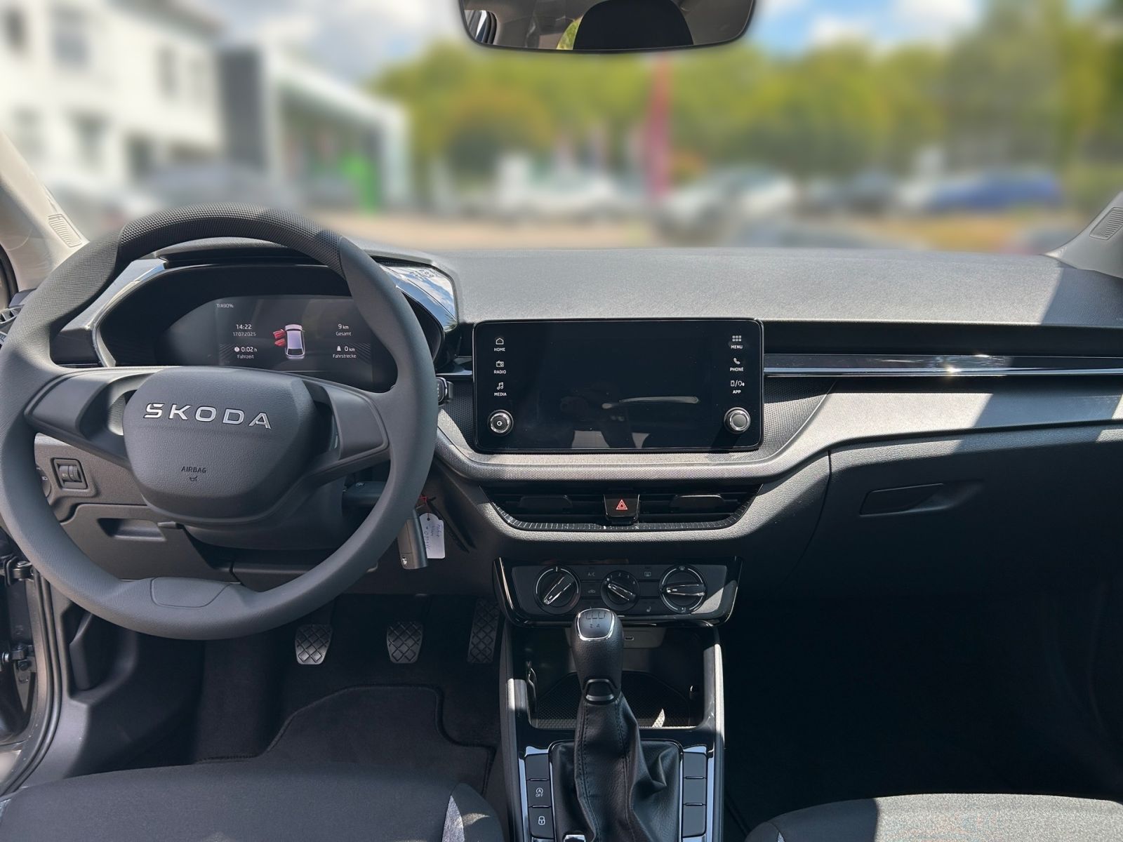Fahrzeugabbildung SKODA Fabia Essence 1,0MPI 80PS Schaltgetriebe SHZ PDC