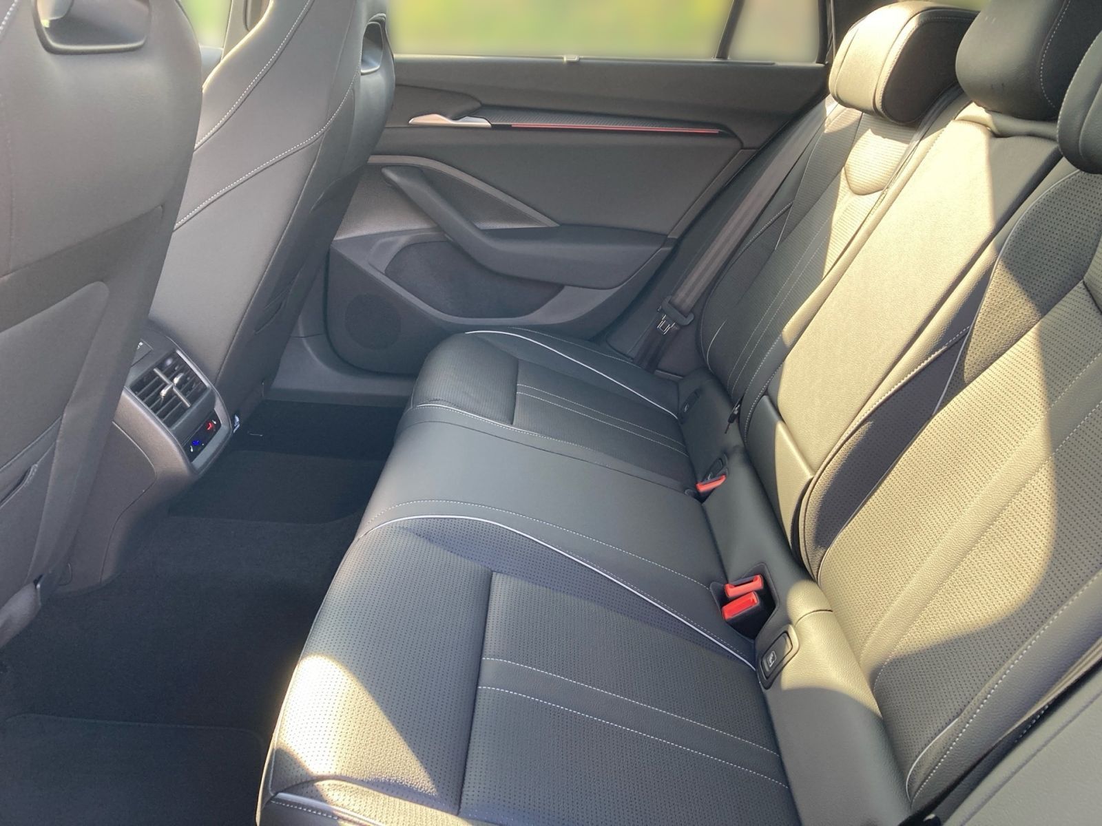 Fahrzeugabbildung SKODA Superb Combi Sportline 2,0 TDI 193PS DSG 4x4 AHK