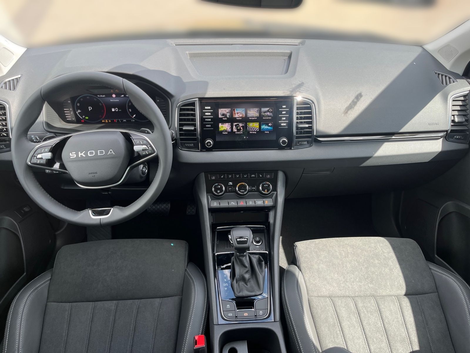 Fahrzeugabbildung SKODA Karoq Selection 1,5 TSI 150PS DSG ACC Kamera AHK