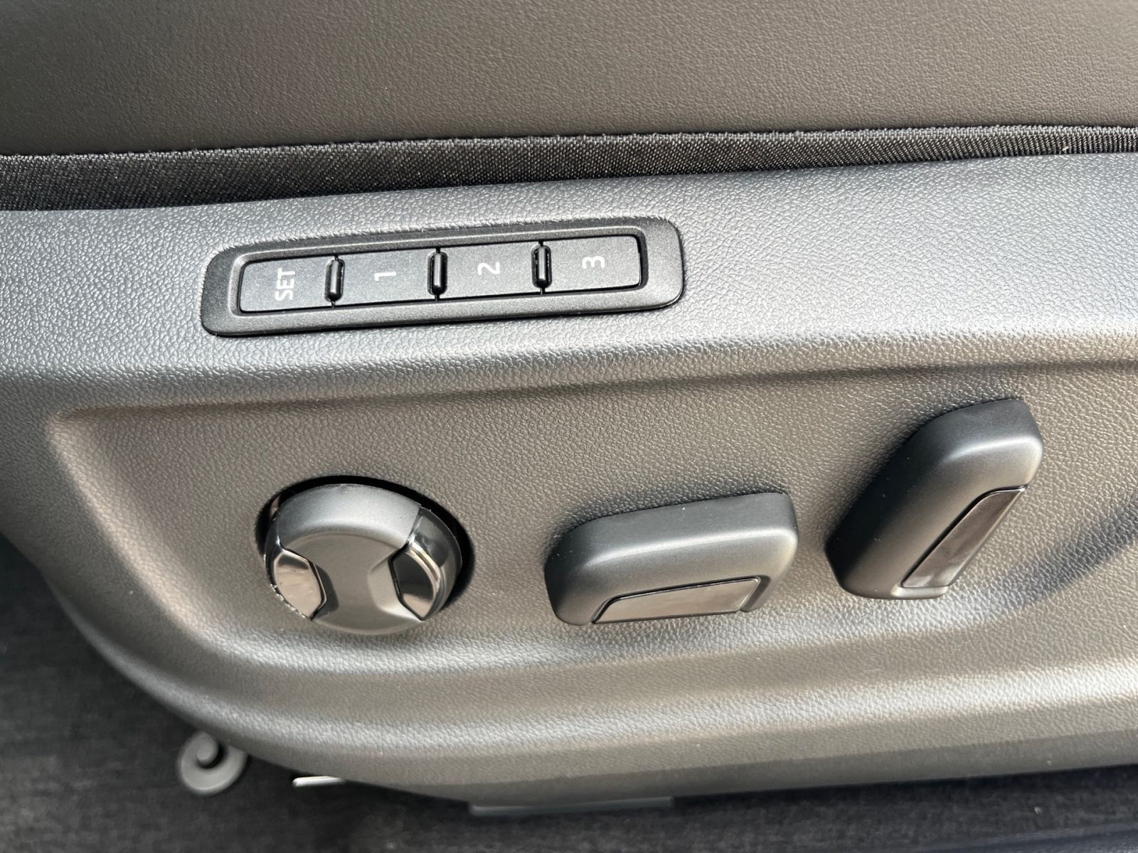 Fahrzeugabbildung SKODA Karoq Selection 1,5 TSI 150PS DSG ACC Kamera AHK