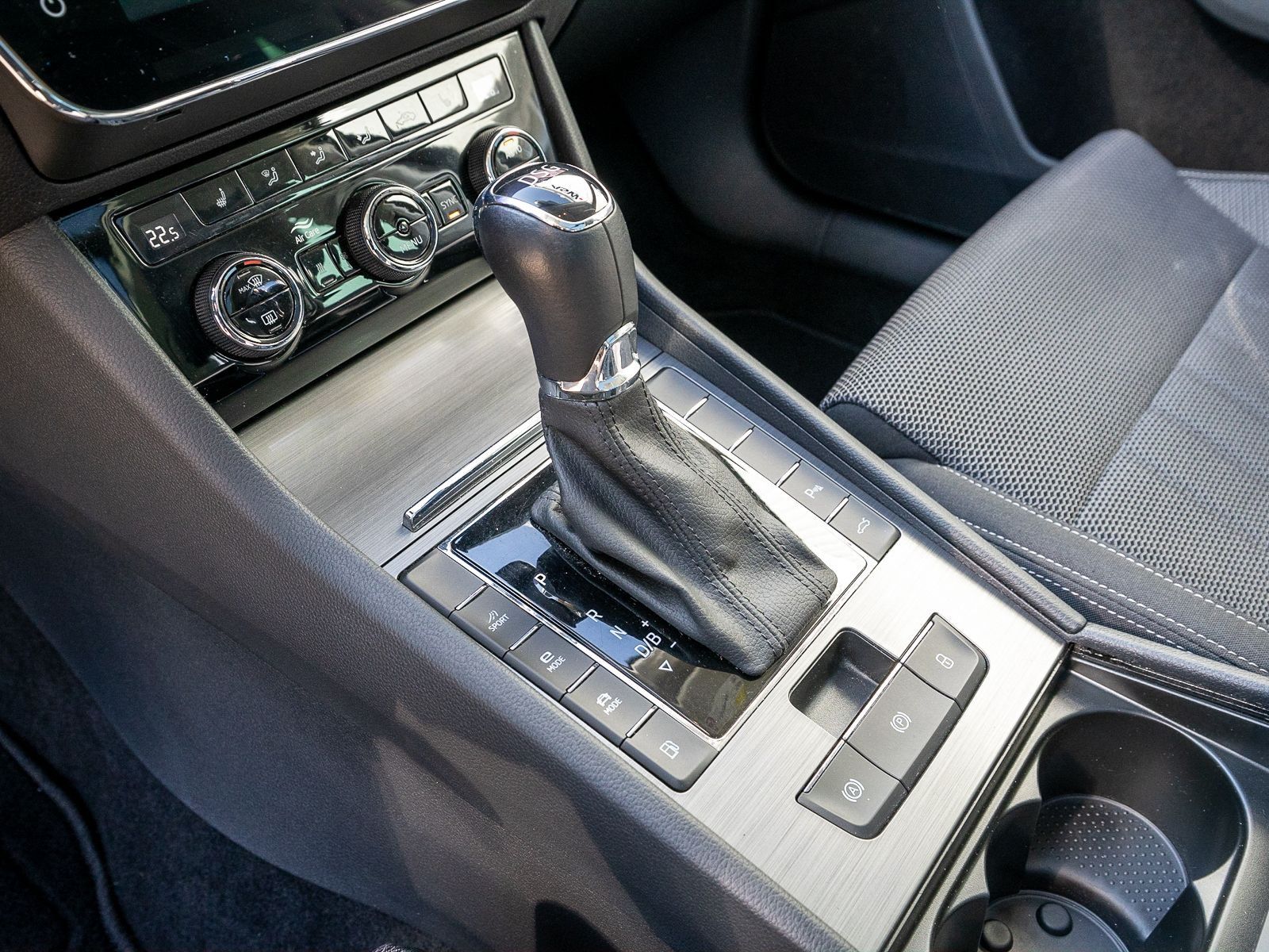 Fahrzeugabbildung SKODA Superb iV Combi Style 1.4TSI DSG LED Pano Stdhzg