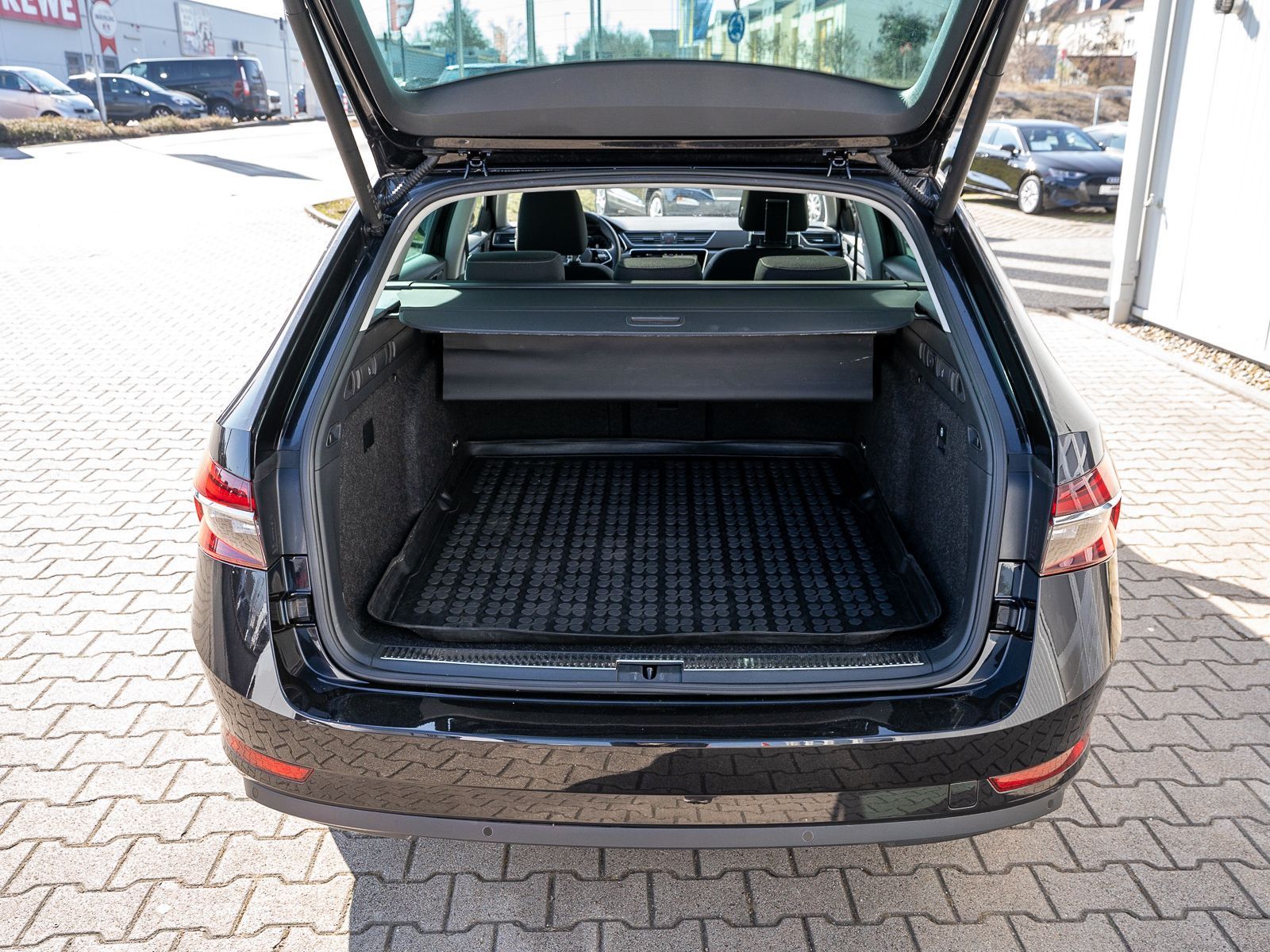 Fahrzeugabbildung SKODA Superb iV Combi Style 1.4TSI DSG LED Pano Stdhzg