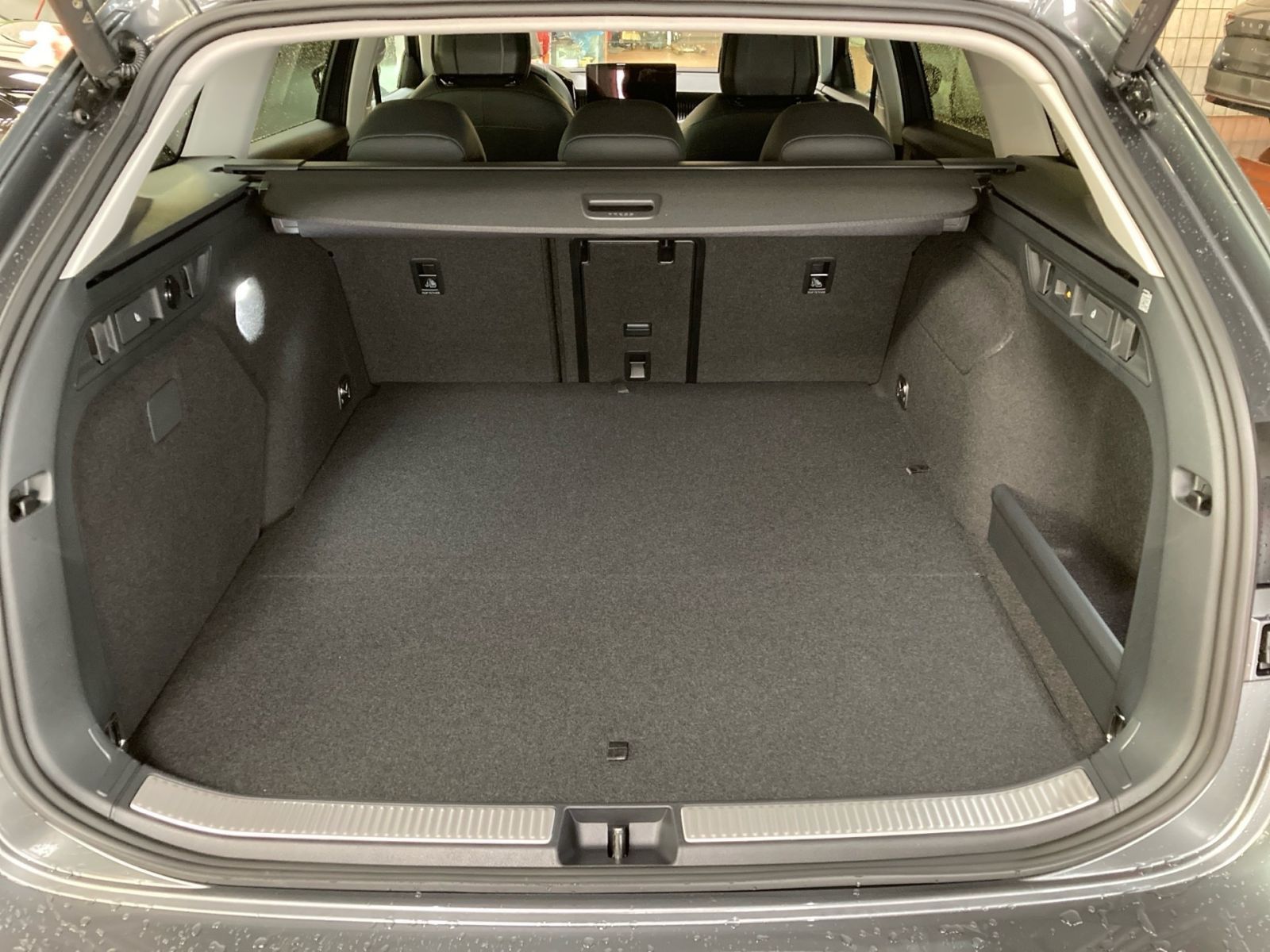 Fahrzeugabbildung SKODA Superb Combi L&K 1,5TSI iV 204PS DSG SHZ ACC AHK