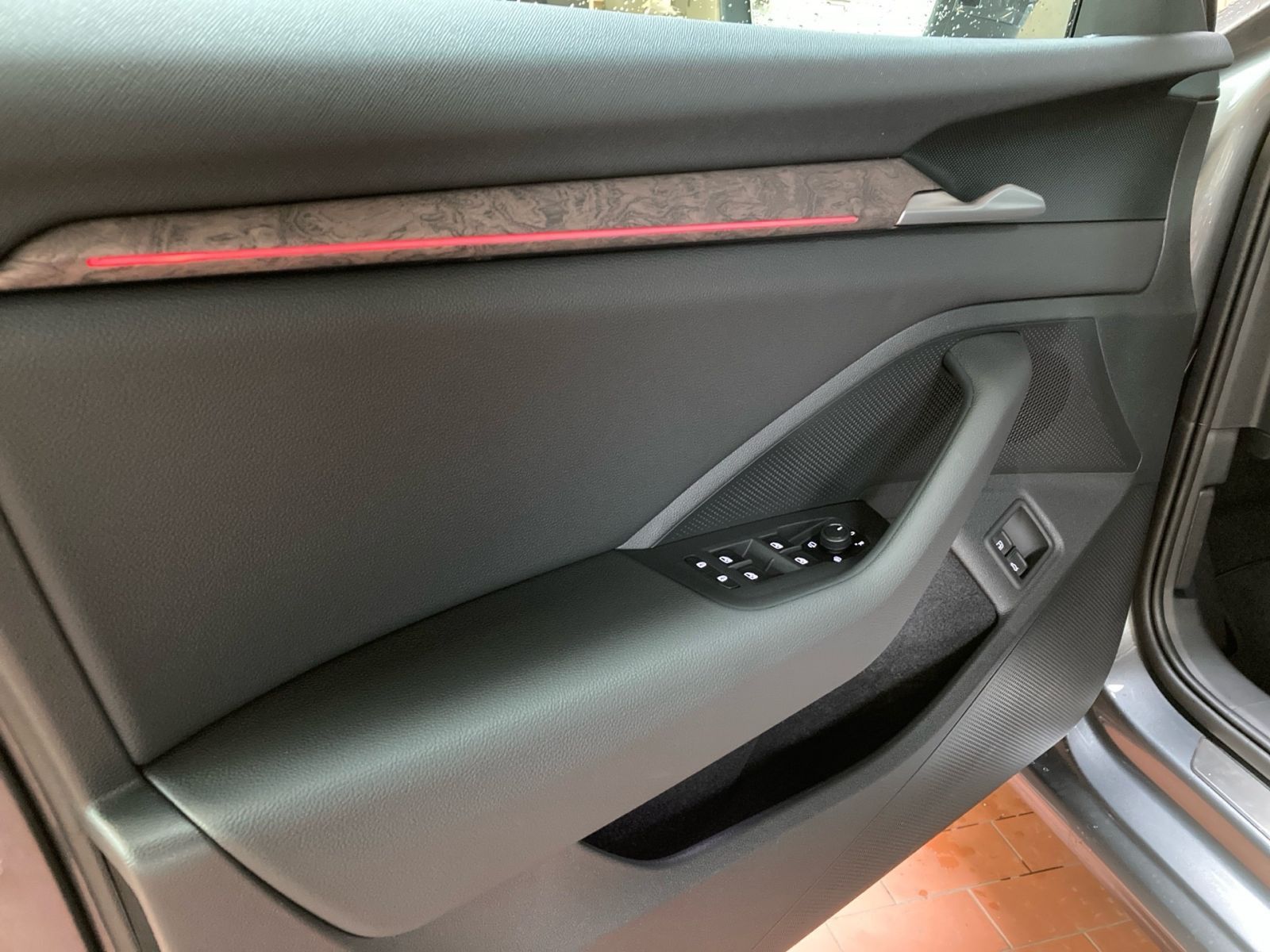 Fahrzeugabbildung SKODA Superb Combi L&K 1,5TSI iV 204PS DSG SHZ ACC AHK