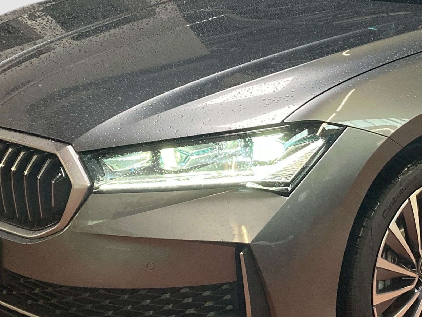 Fahrzeugabbildung SKODA Superb Combi L&K 1,5TSI iV 204PS DSG SHZ ACC AHK