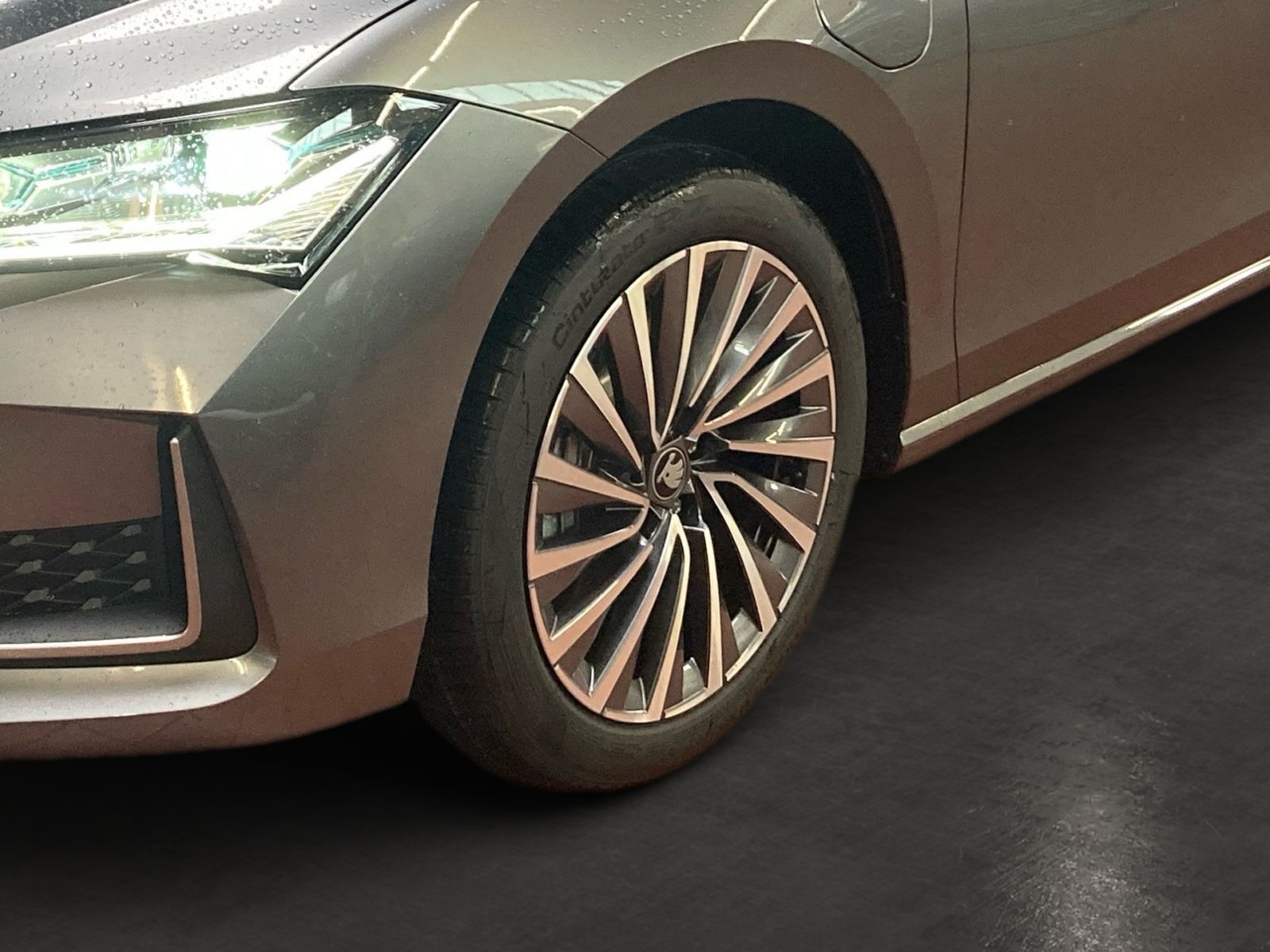 Fahrzeugabbildung SKODA Superb Combi L&K 1,5TSI iV 204PS DSG SHZ ACC AHK