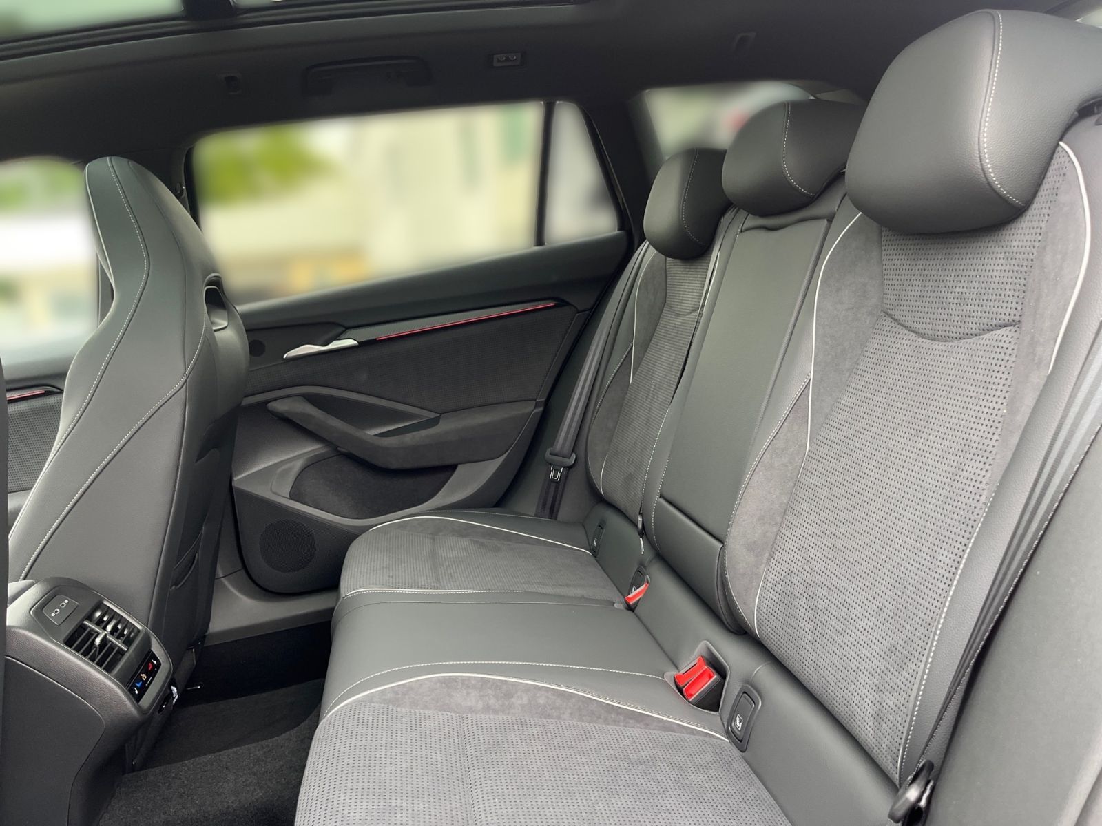 Fahrzeugabbildung SKODA Superb Combi Sportline 2,0 TDI 150PS DSG ACC AHK