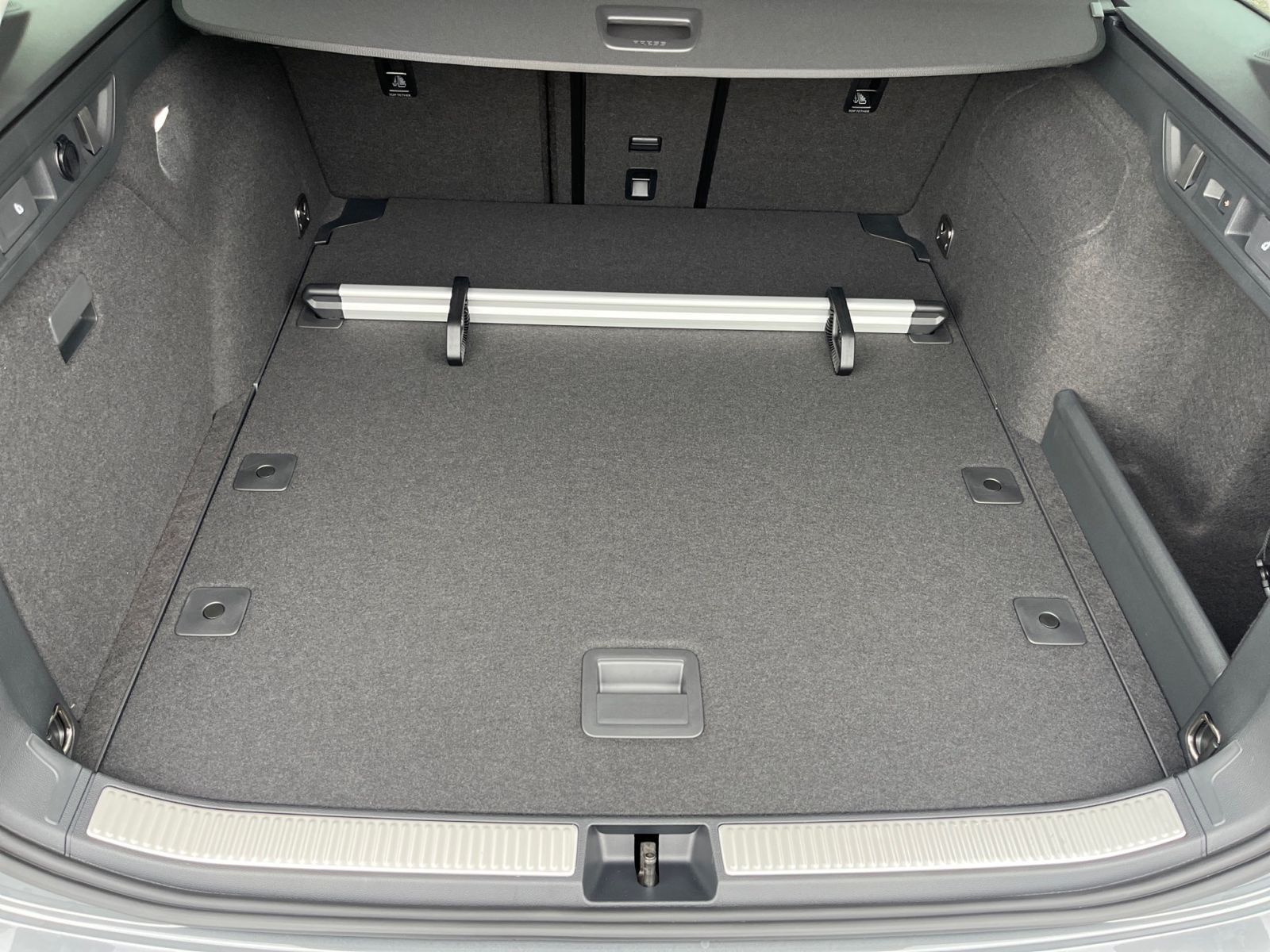 Fahrzeugabbildung SKODA Superb Combi Selection 2,0 TDI 193PS DSG 4x4 AHK