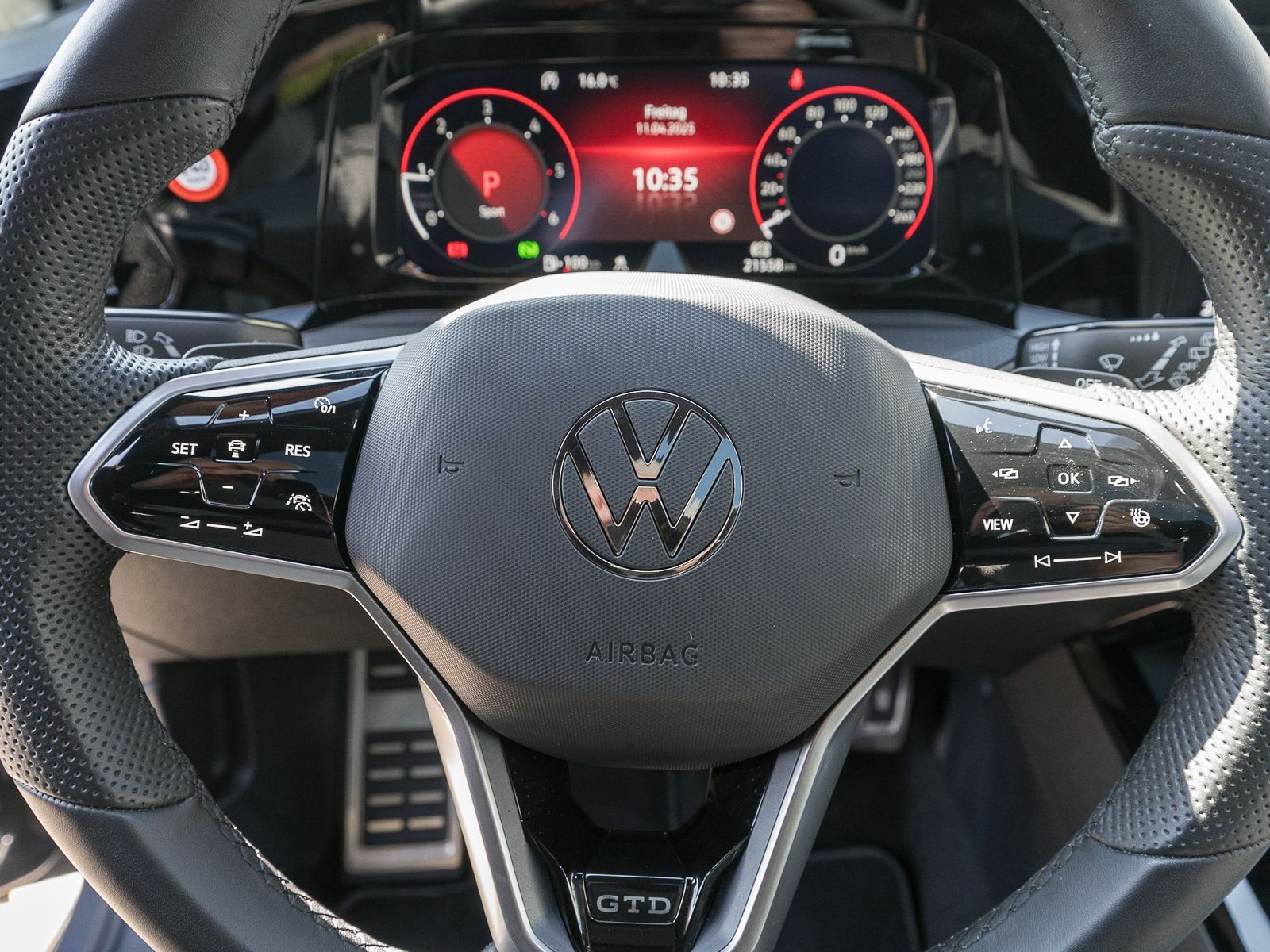 Fahrzeugabbildung Volkswagen Golf GTD 2,0TDI DSG Navi LED ACC Standhz VC PANO
