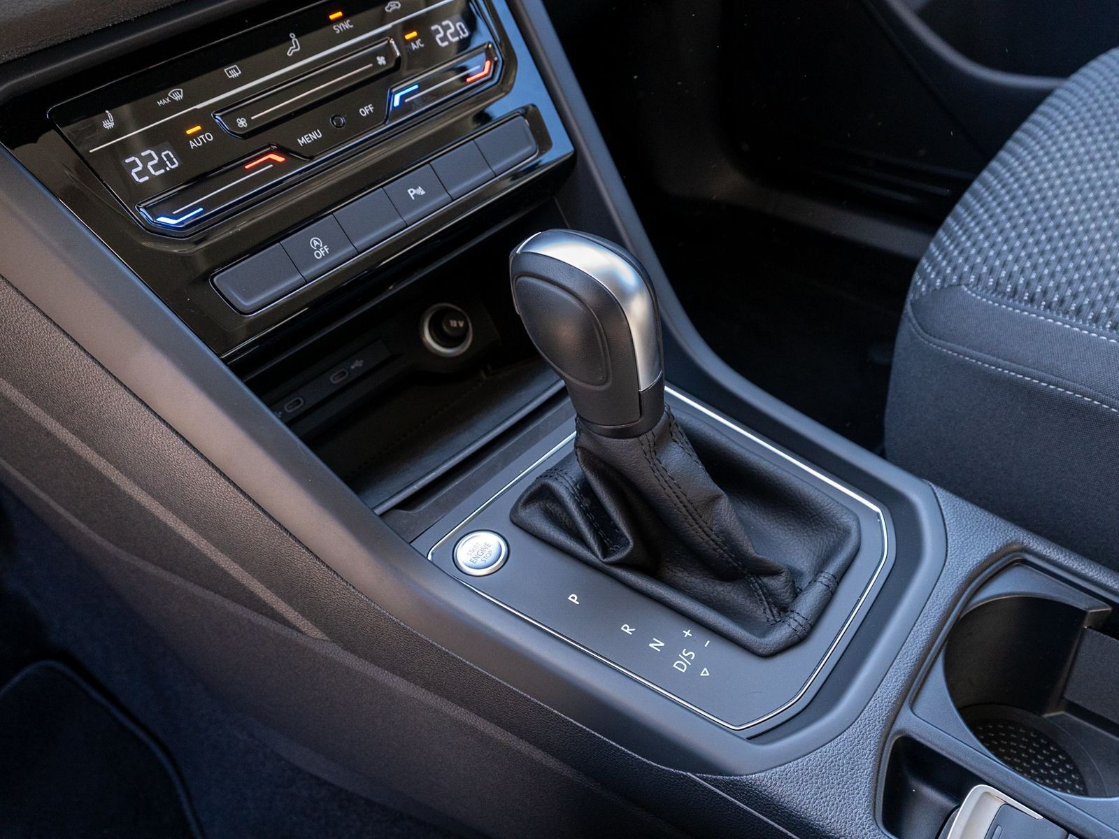 Fahrzeugabbildung Volkswagen Touran Comfortline 2.0 TDI DSG LED Navi PDC AHK