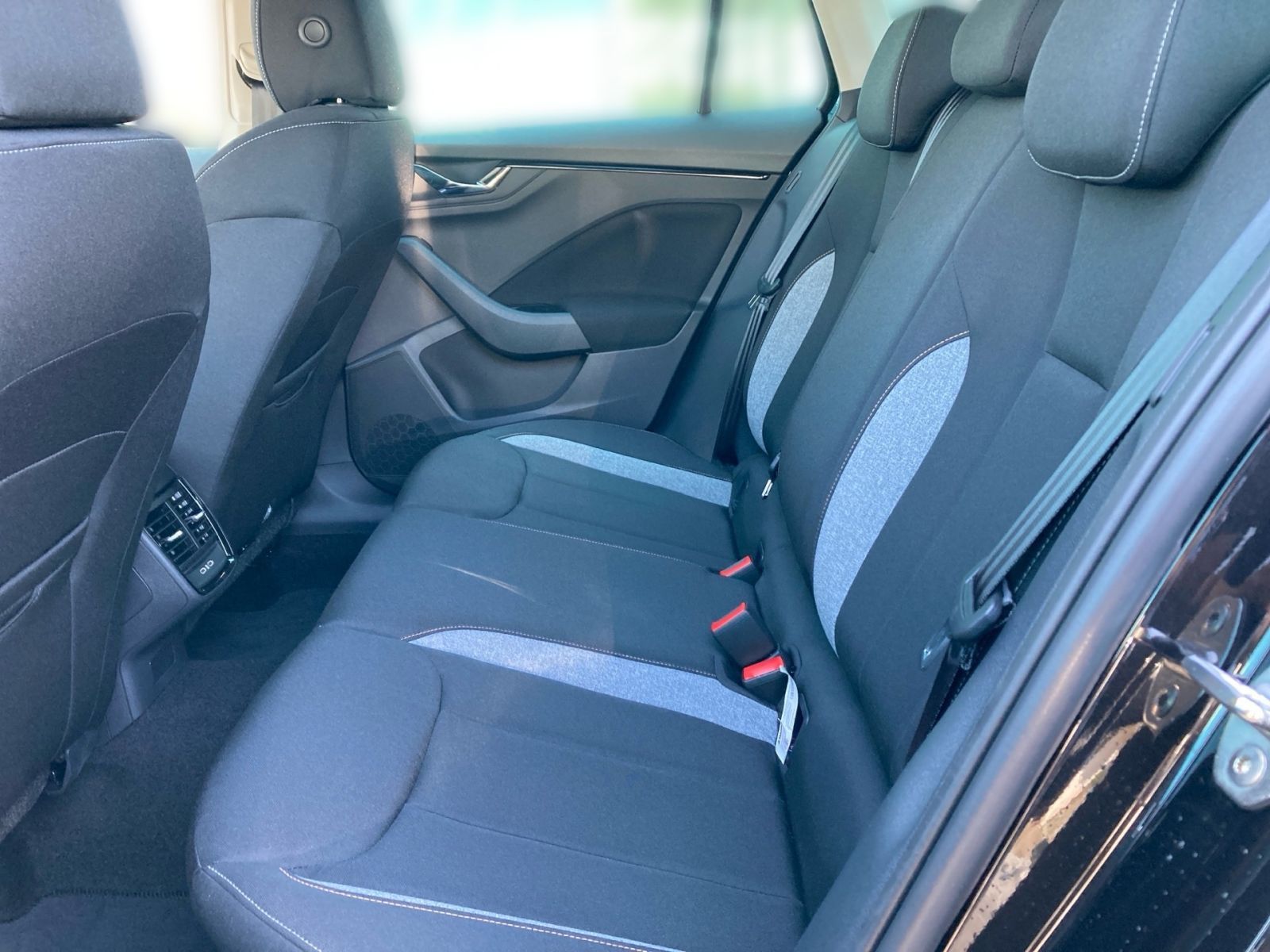 Fahrzeugabbildung SKODA Kamiq Tour 1,0 TSI 116PS DSG ACC Kamera PDC SHZ