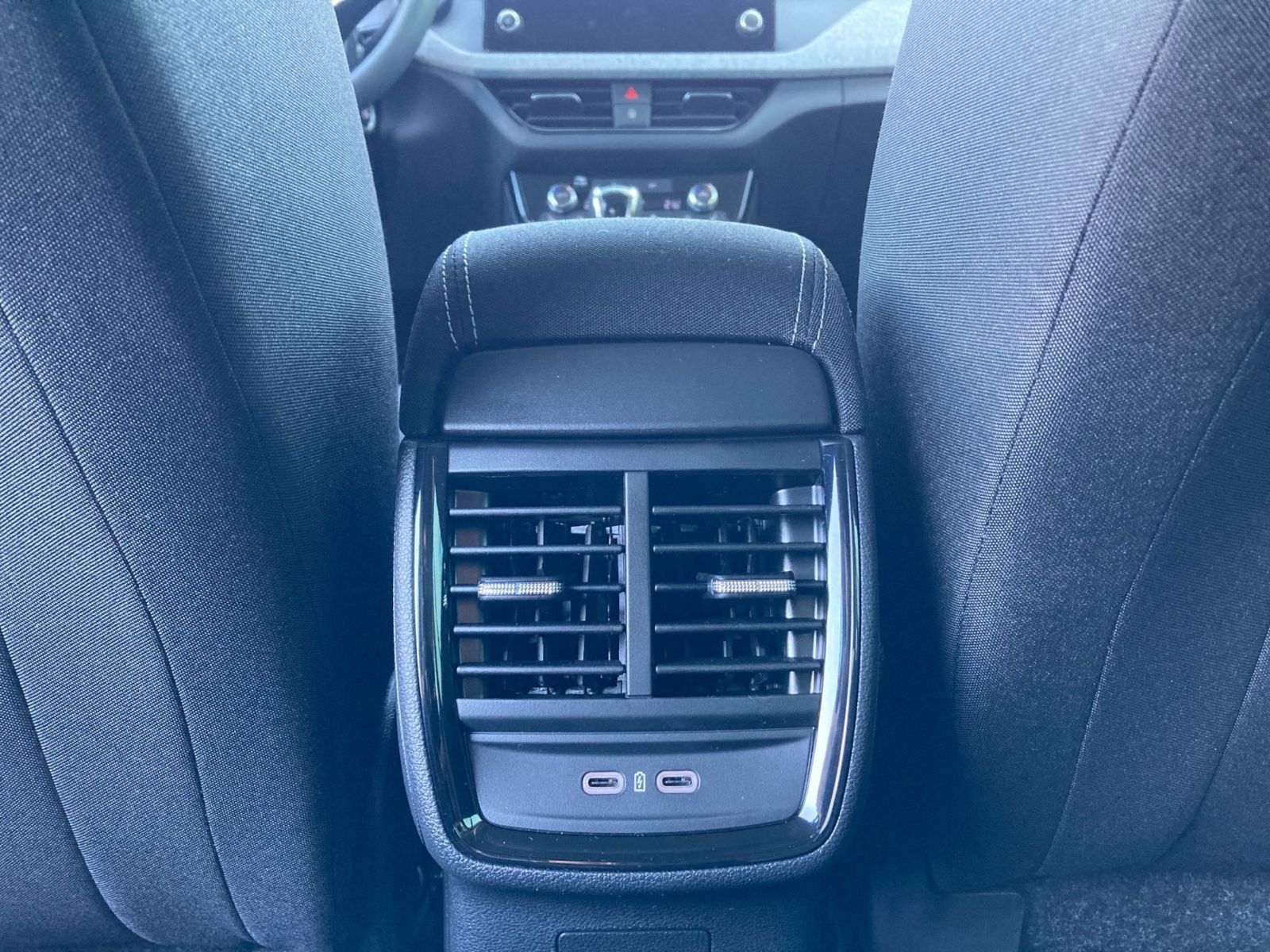 Fahrzeugabbildung SKODA Kamiq Tour 1,0 TSI 116PS DSG ACC Kamera PDC SHZ