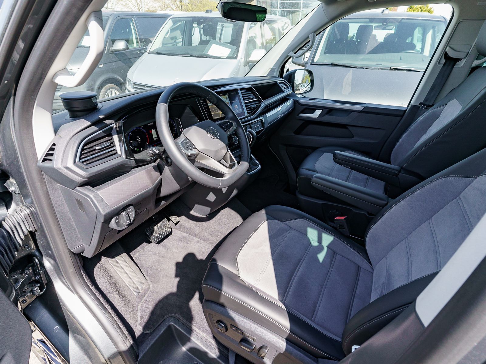 Fahrzeugabbildung Volkswagen T6.1 Multivan Highline 2.0 TDI DSG LED NAVI AHK