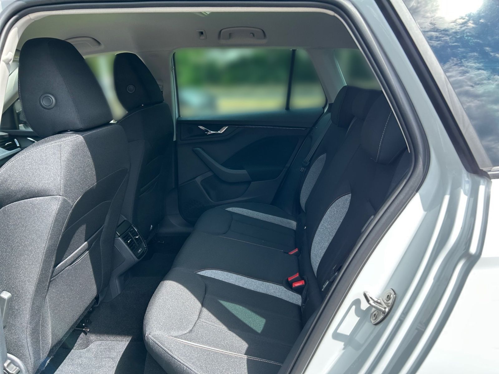 Fahrzeugabbildung SKODA Kamiq Tour 1,0 TSI 116PS DSG ACC Kamera PDC SHZ
