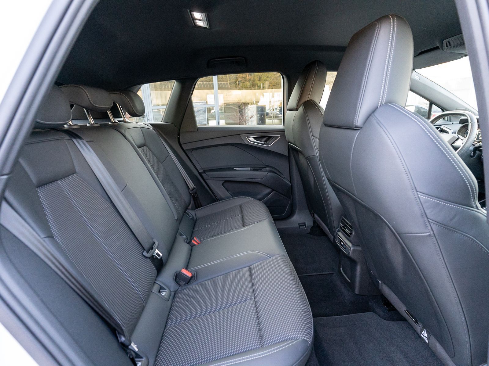 Fahrzeugabbildung Audi Q4 Sline 40 e-tron Matrix Navi RFK ACC SHZ