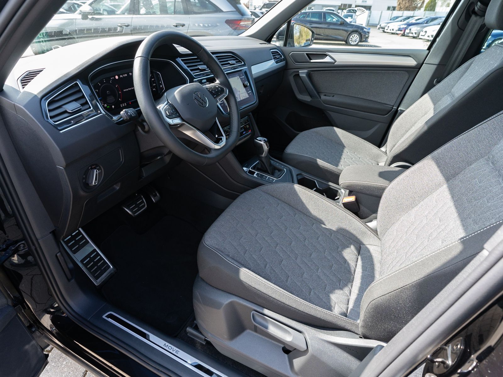 Fahrzeugabbildung Volkswagen Tiguan Move 1.5TSI DSG LED Nav ACC VC Stdhzg AHK