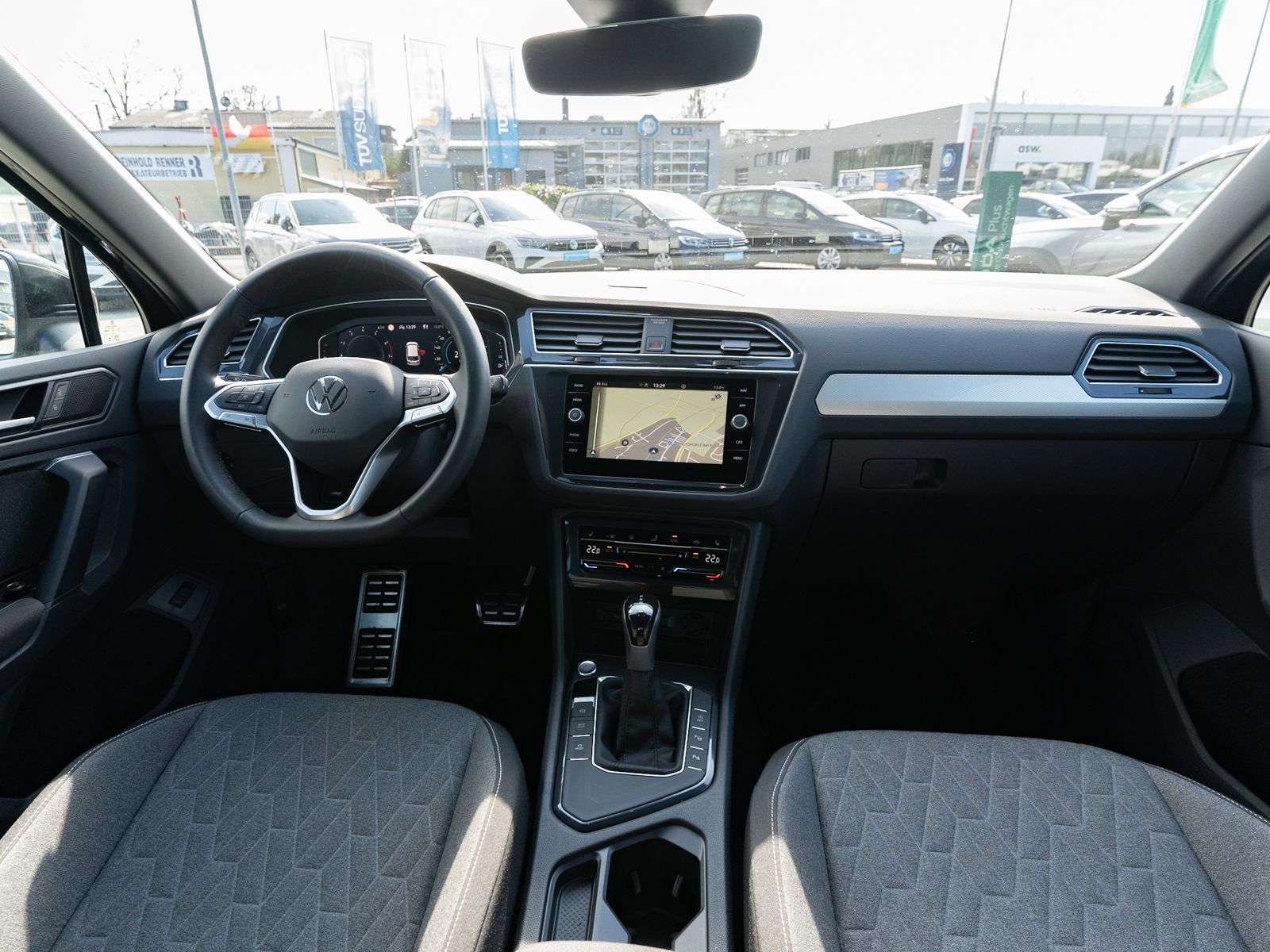 Fahrzeugabbildung Volkswagen Tiguan Move 1.5TSI DSG LED Nav ACC VC Stdhzg AHK