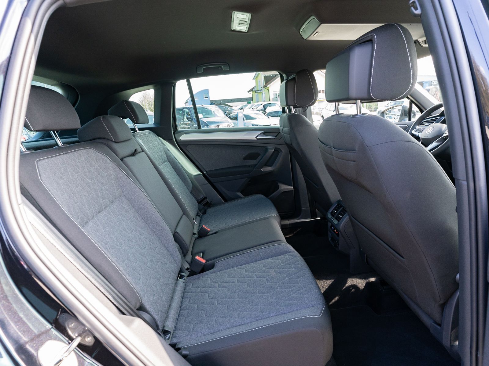 Fahrzeugabbildung Volkswagen Tiguan Move 1.5TSI DSG LED Nav ACC VC Stdhzg AHK