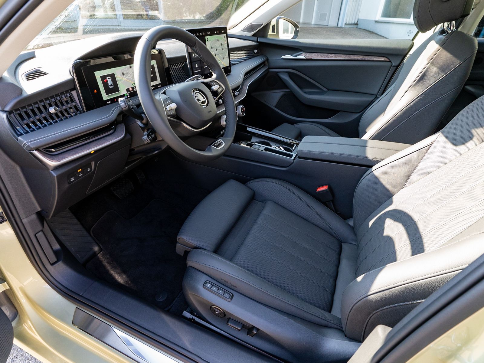 Fahrzeugabbildung SKODA Superb Combi L&K 2.0TDI DSG LED NAVI PANO VC AHK