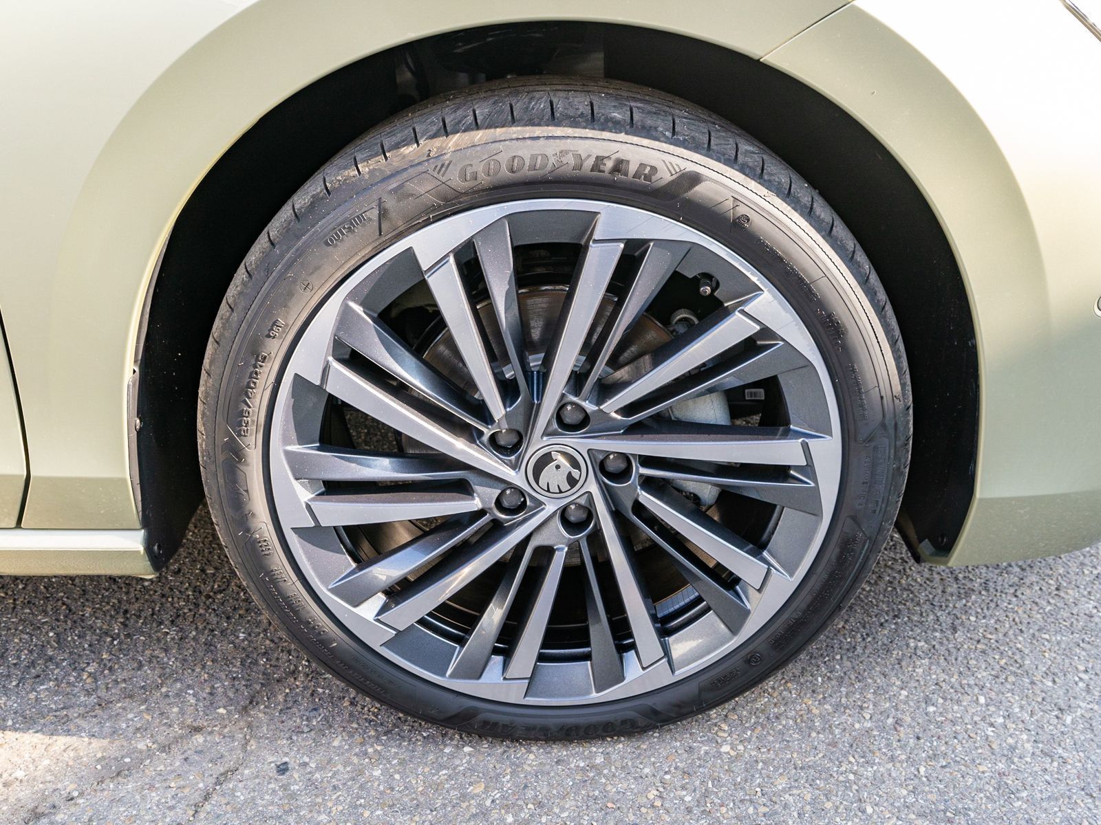Fahrzeugabbildung SKODA Superb Combi L&K 2.0TDI DSG LED NAVI PANO VC AHK