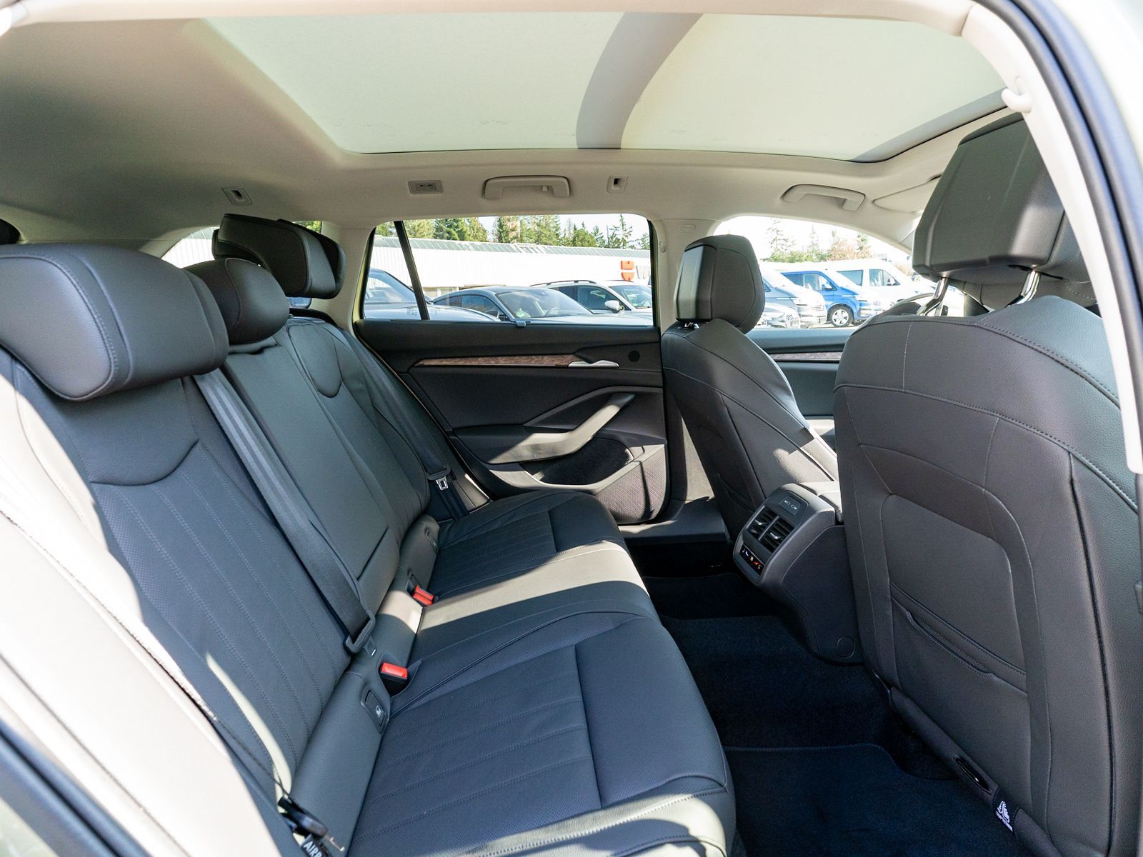 Fahrzeugabbildung SKODA Superb Combi L&K 2.0TDI DSG LED NAVI PANO VC AHK