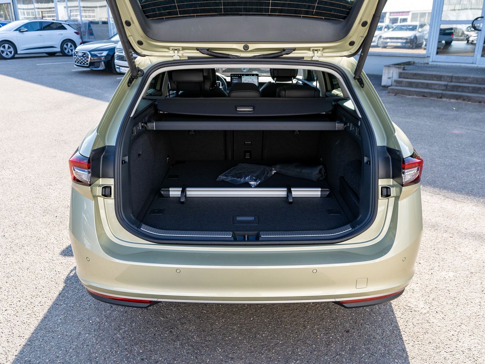 Fahrzeugabbildung SKODA Superb Combi L&K 2.0TDI DSG LED NAVI PANO VC AHK