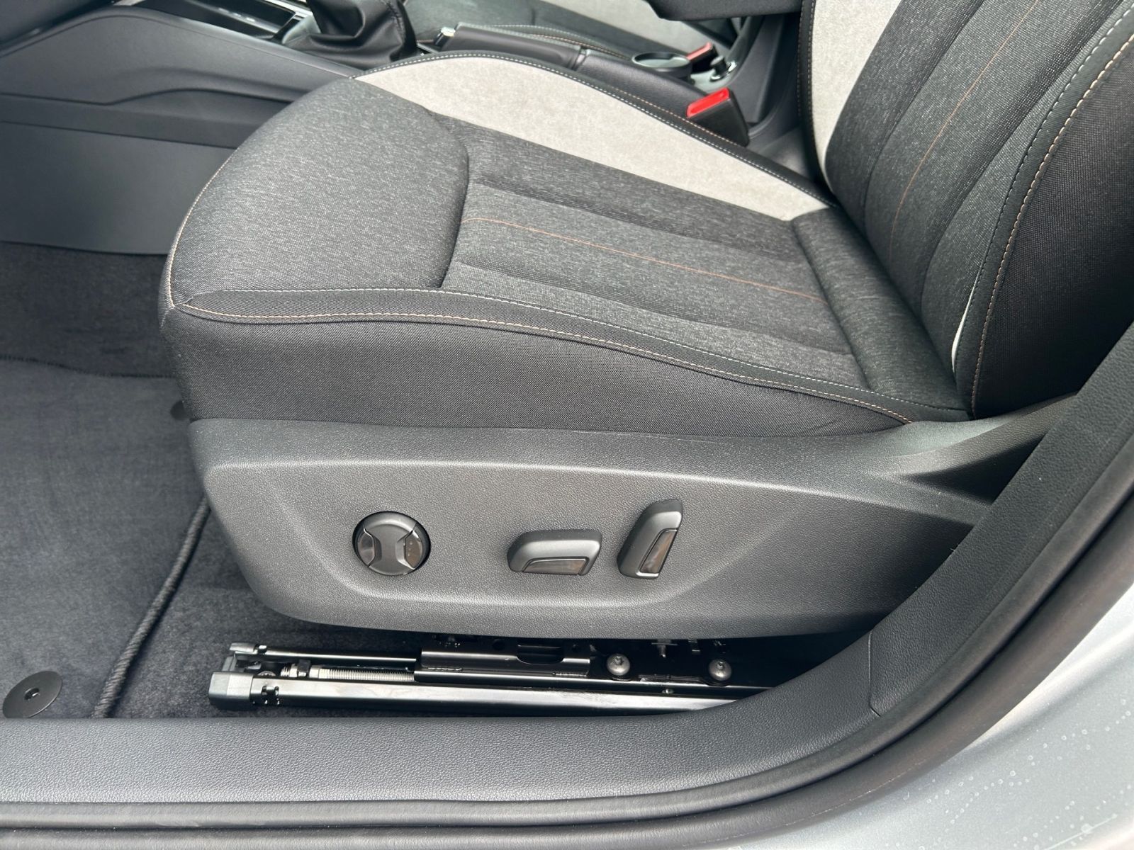 Fahrzeugabbildung SKODA Kamiq Tour 1,0 TSI 116PS DSG ACC Navi SHZ AHK