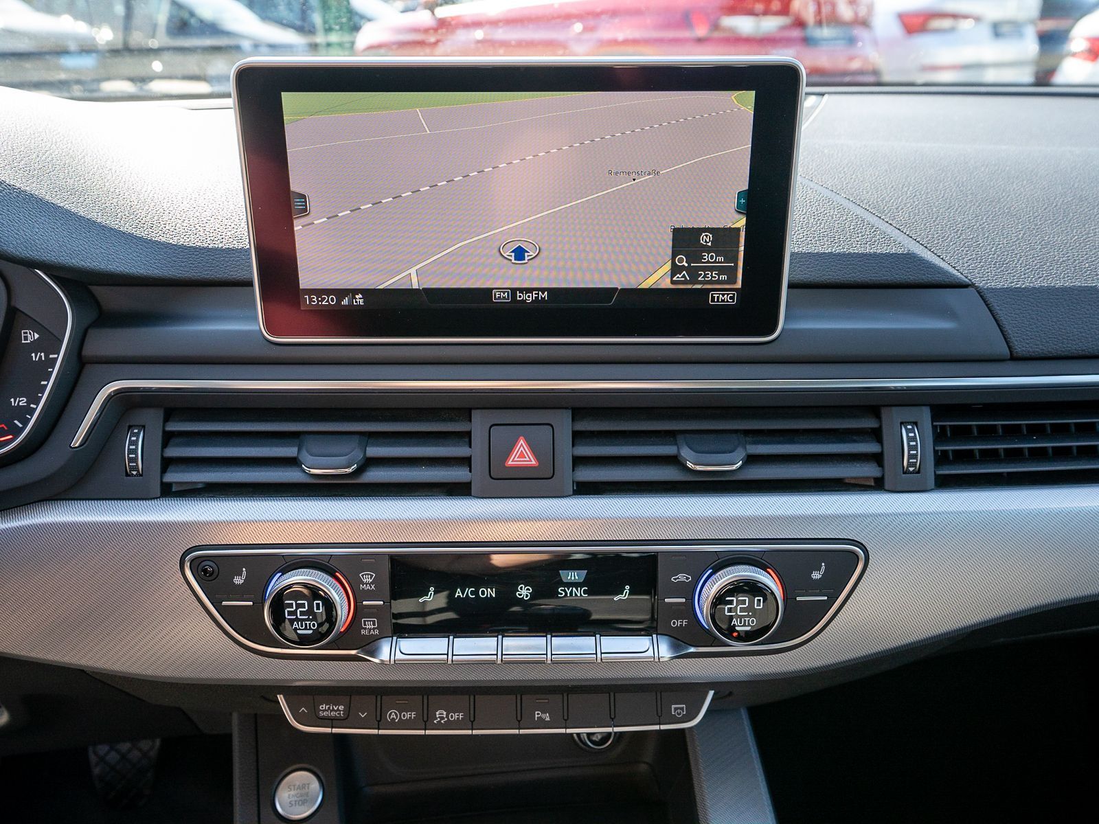 Fahrzeugabbildung Audi A4 Avant Sline 2.0TFSI ultra Matrix Navi PDC SHZ