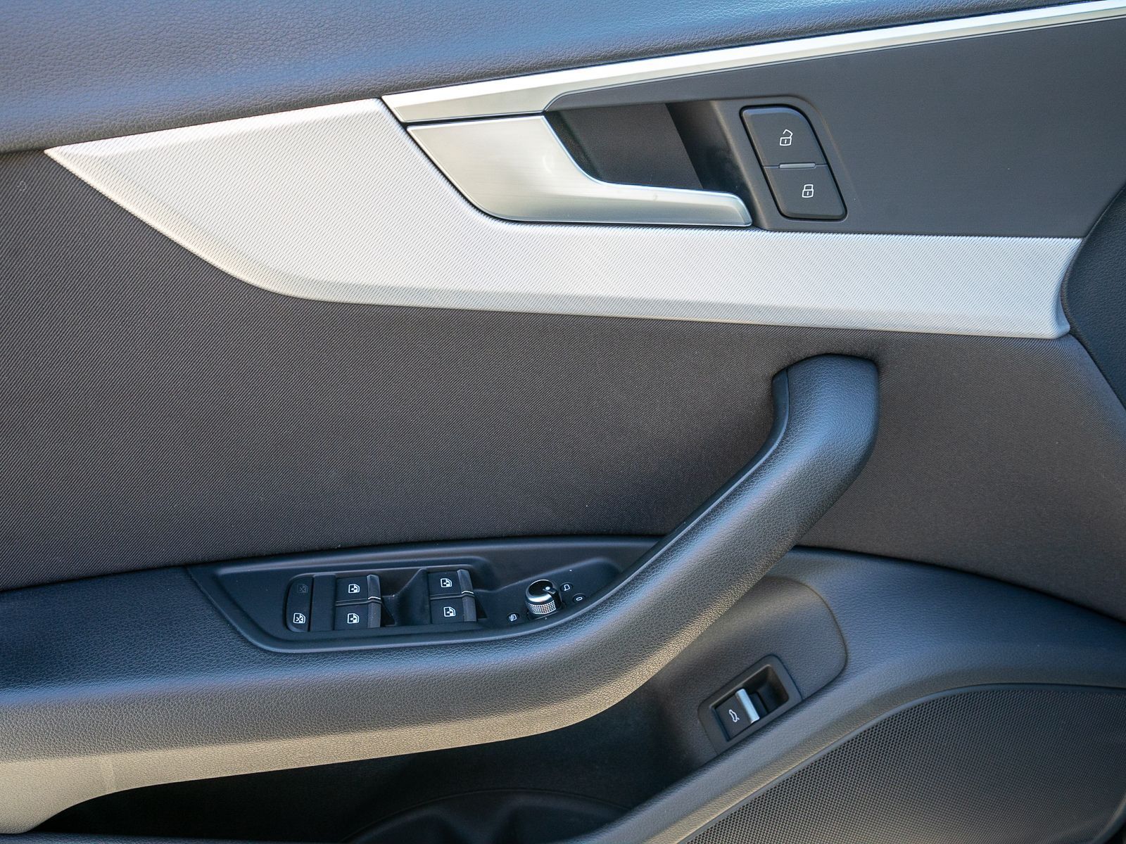 Fahrzeugabbildung Audi A4 Avant Sline 2.0TFSI ultra Matrix Navi PDC SHZ